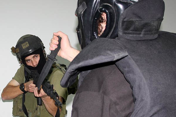 אתה על אוטובוס ועולה מחבל. איך לצאת בחיים?