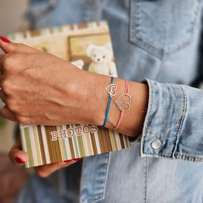 Ezüst ékszerek stílusosan: Miért imádjuk a zsinór karkötőket és az ezüst fülbevalókat?