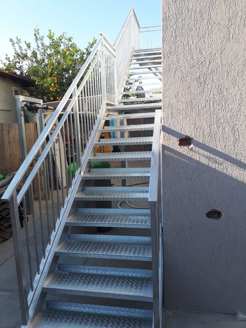 מדרגות ומעקות