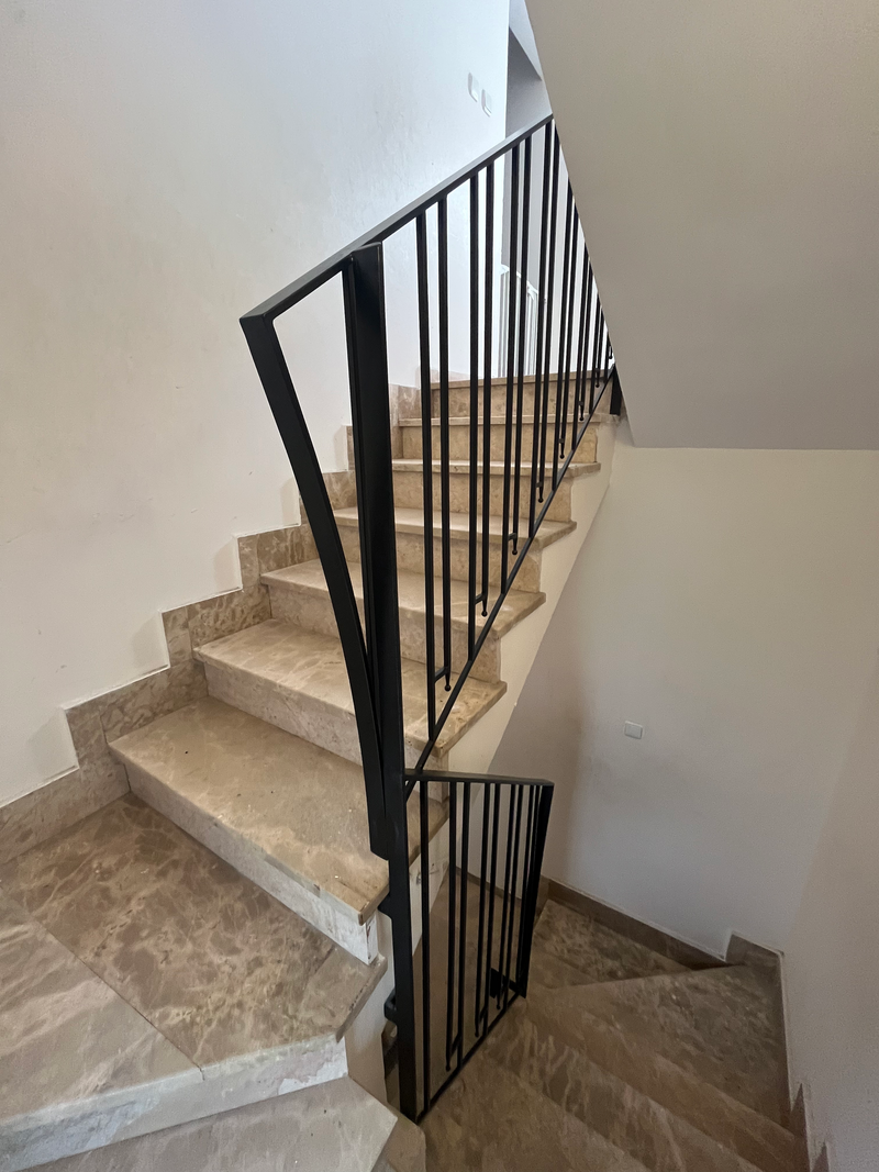 מדרגות ומעקות