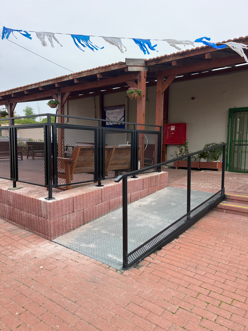 מדרגות ומעקות