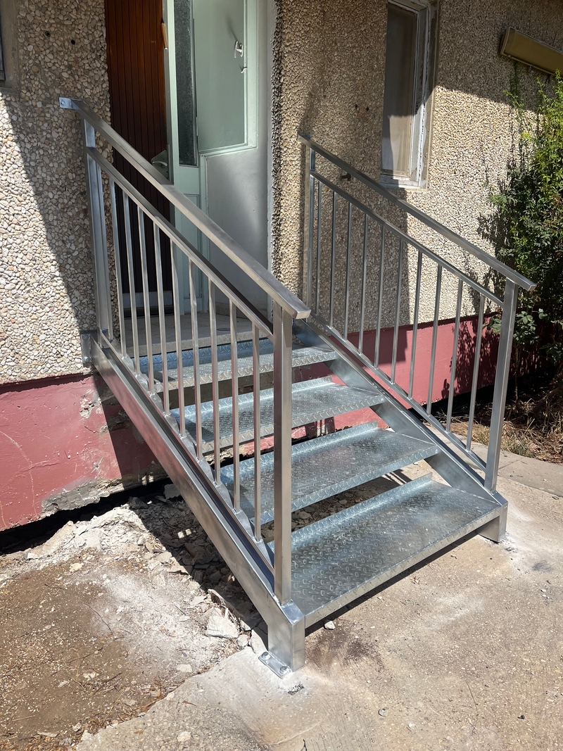 מדרגות ומעקות