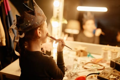 "הילדה שהייתי – והאישה שאני היום: איך הקול שלה עדיין קיים בי?"