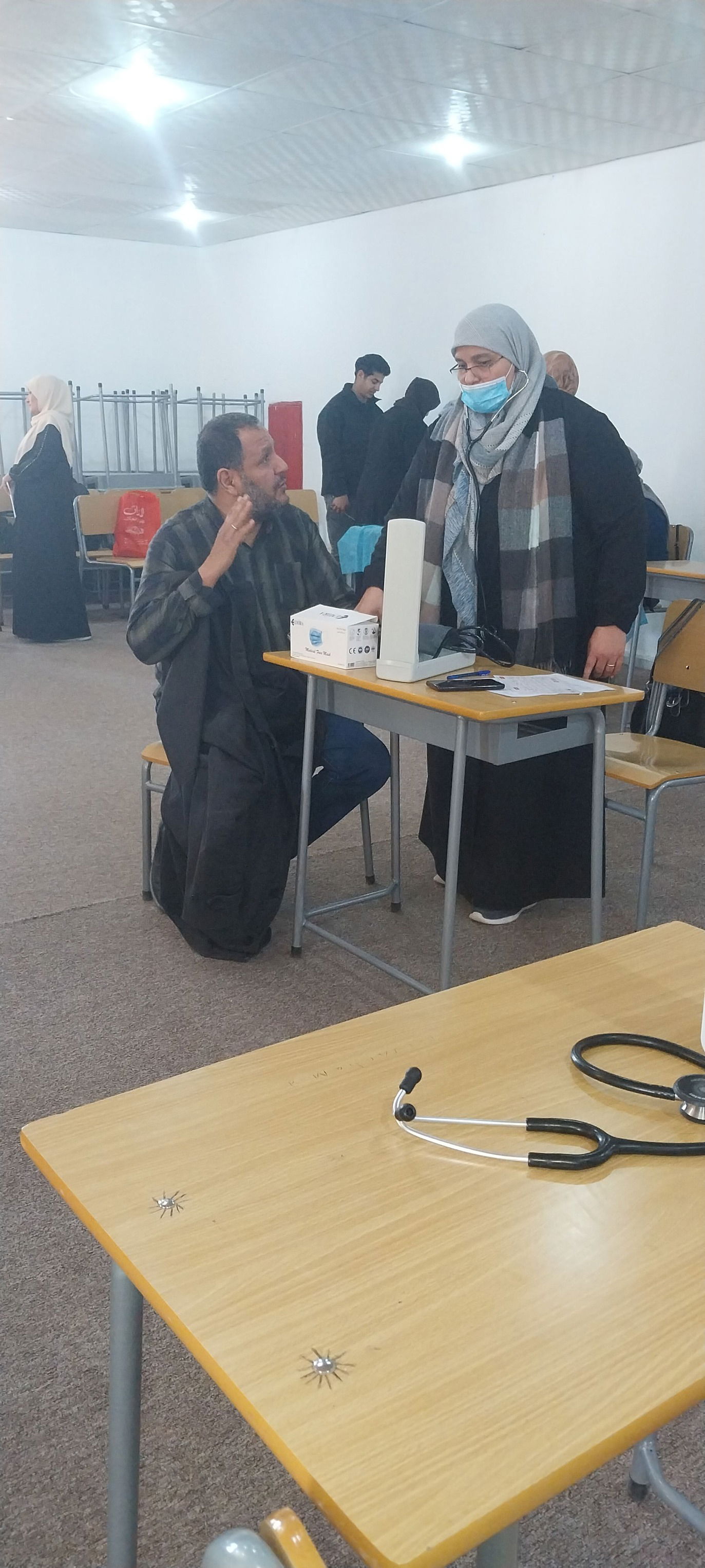 مبادرات ونشاطات: إجراء فحوصات طبية للموظفين وأعضاء هيئة التدريس والطلبة بالمعهد