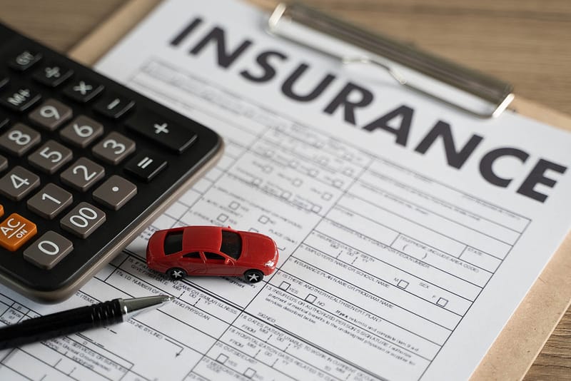 טיסה לאיביזה וכרטיס למונדיאל: ההטבות שמניעות את סוכני הביטוח להזיז את הכסף שלכם