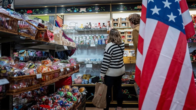 למה האמריקאים ממשיכים לבזבז - גם כשמדדי האמון צונחים