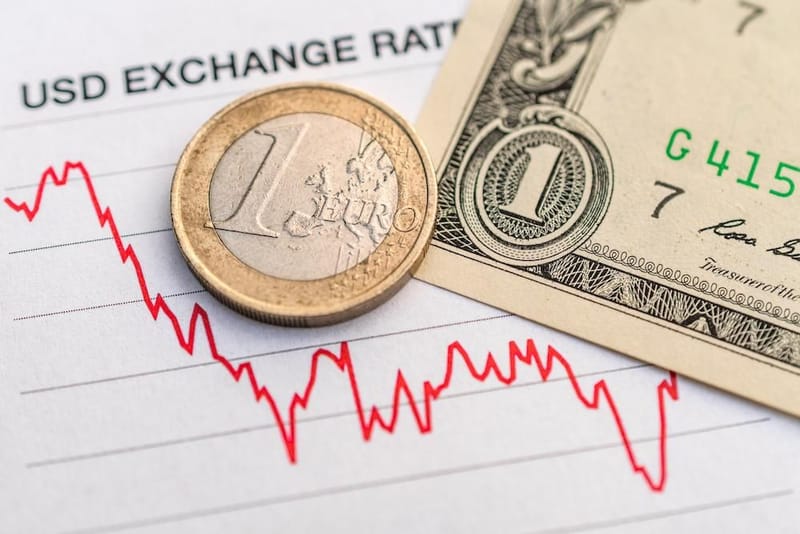 מה קורה עם הדולר - האם ארה"ב מחלישה את ערך המטבע שלה בכוונה?