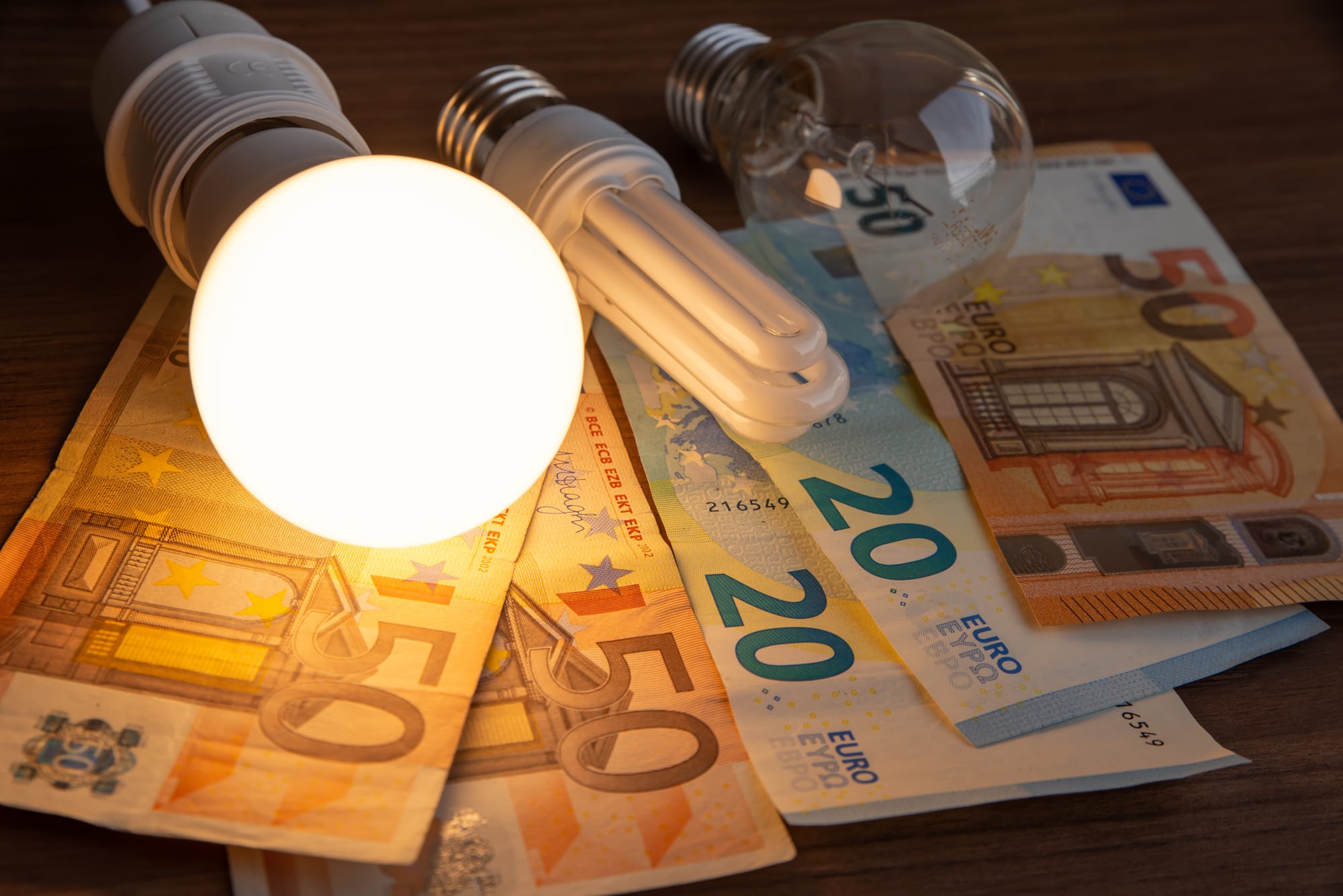 Come Capire se Stai Pagando Troppo la Luce: Guida Completa