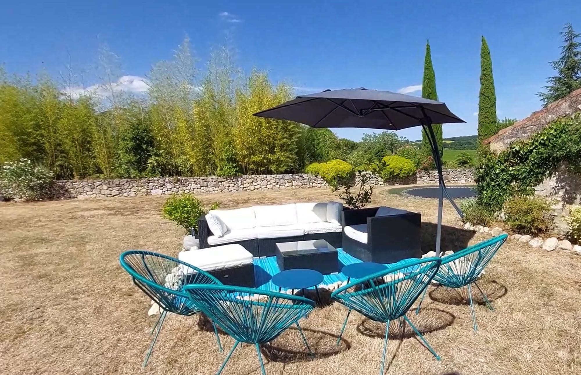 Salon de jardin proche du trampoline