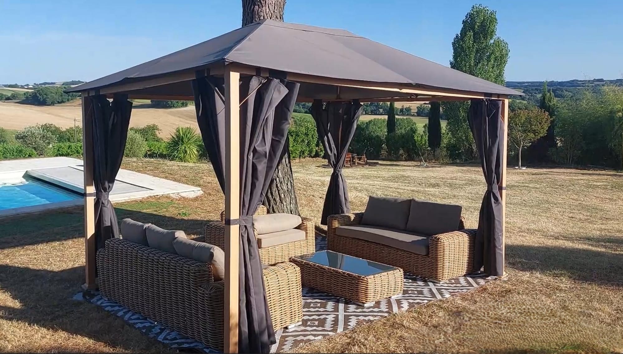 Salon de jardin sous tonnelle et pin maritime