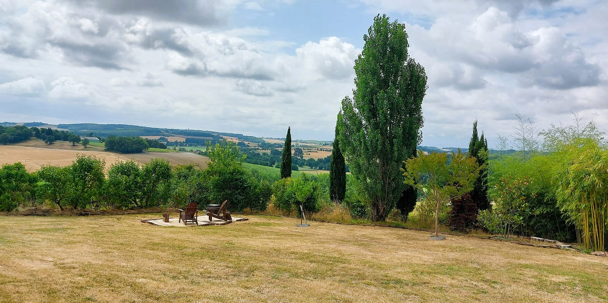 Adirondacks au fond du jardin