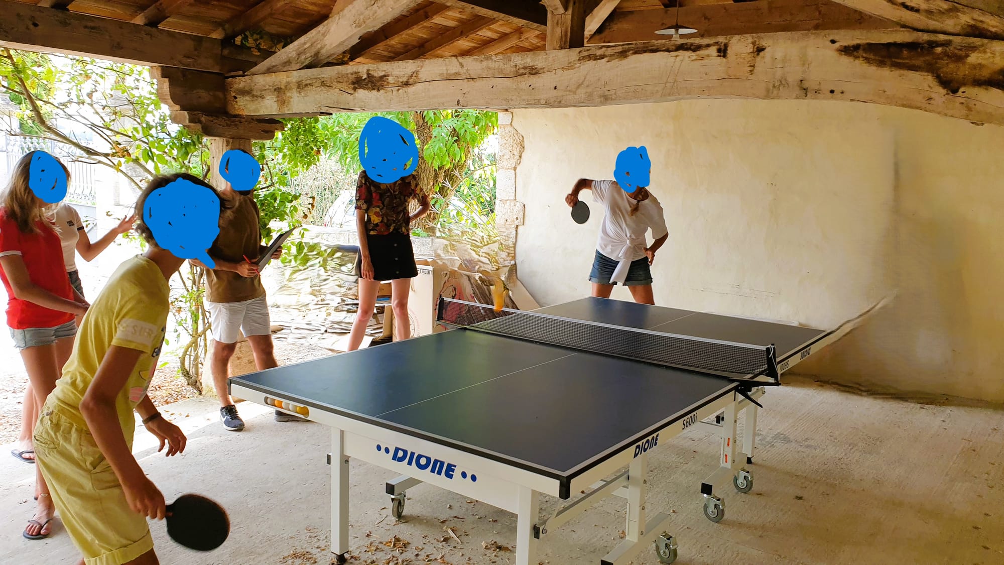 Table de ping-pong sous abris