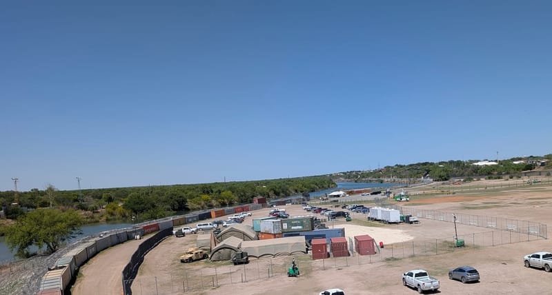 Puertas de Shelby Park Abandonadas, la Guardia Nacional de Texas se Retira a Tiendas de Campaña con Aire Acondicionado