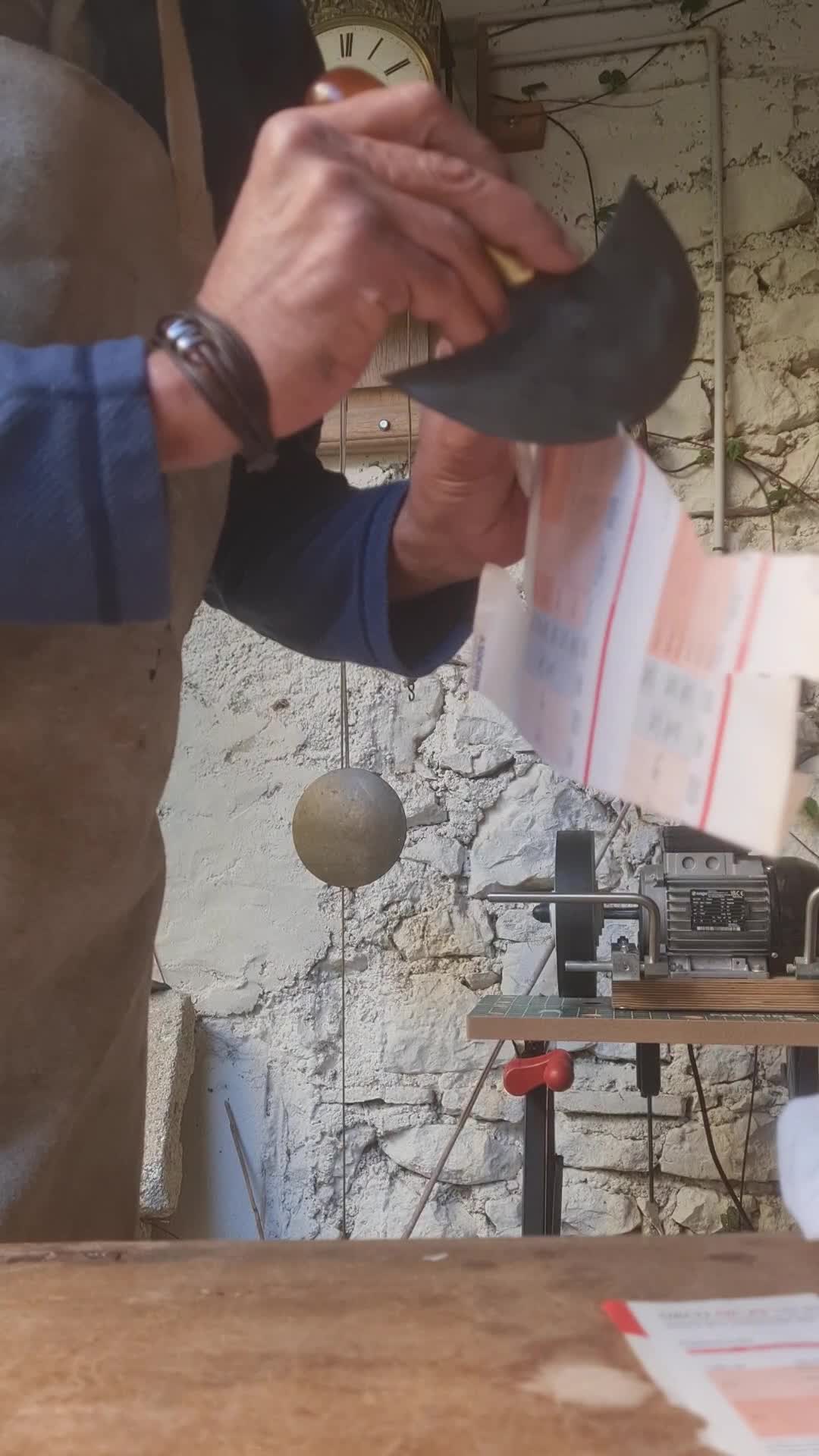 Affûtage de couteau demi-lune de bourrelier. thumbnail