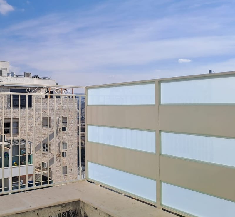 מעקות משולב זכוכית