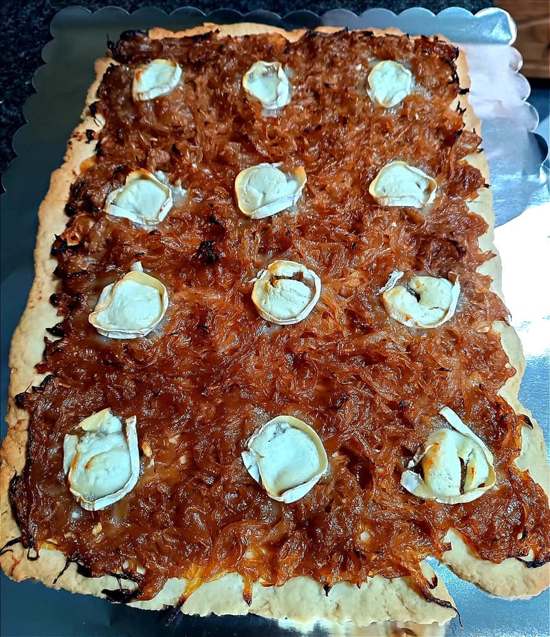Coca de Cebolla con Queso de Cabra