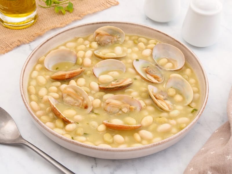Potxas de Navarra con almejas