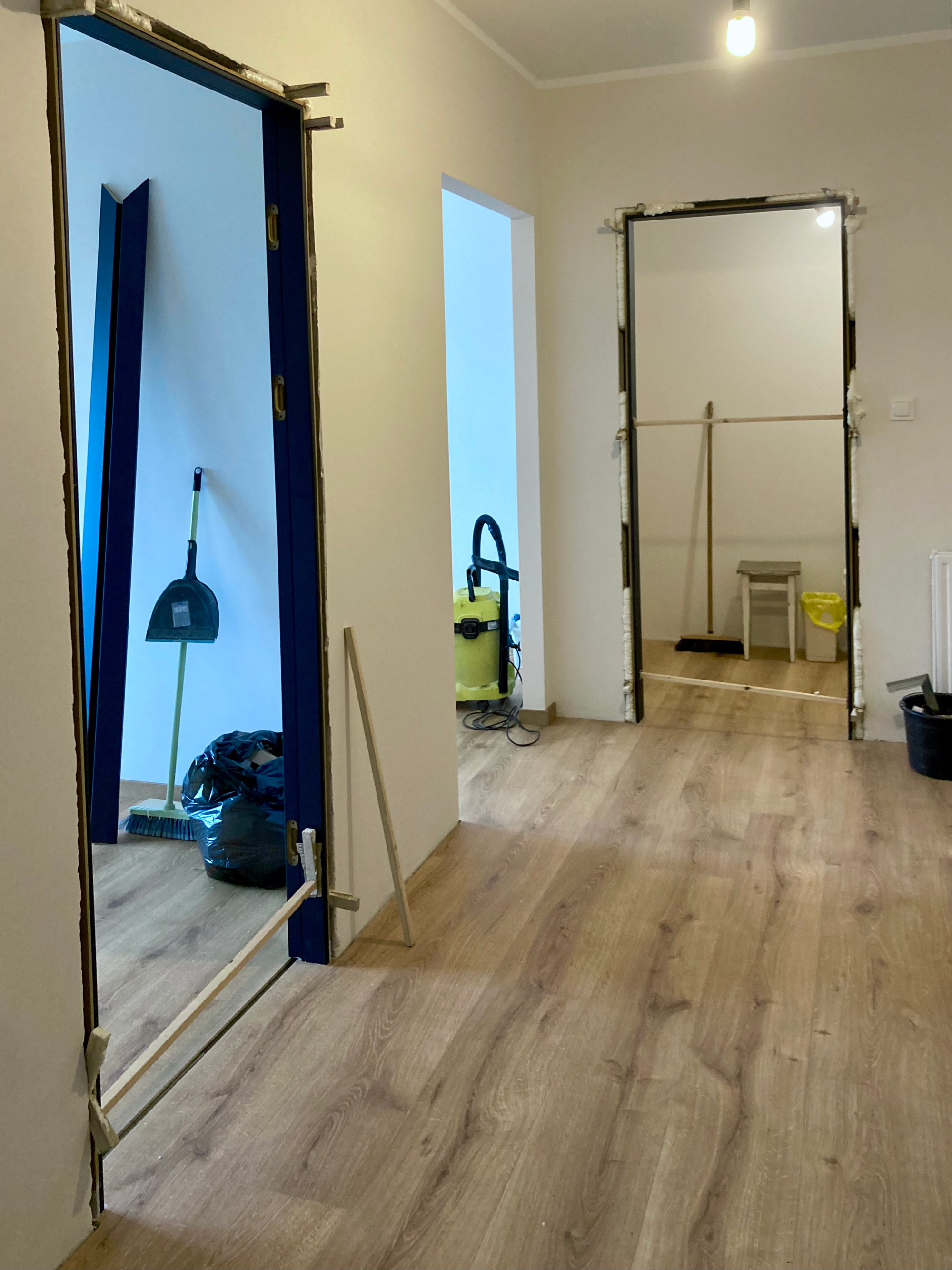 Montaż drzwi wewnętrznych DRE model ESTRA 5 w kolorze ciemny niebieski mat