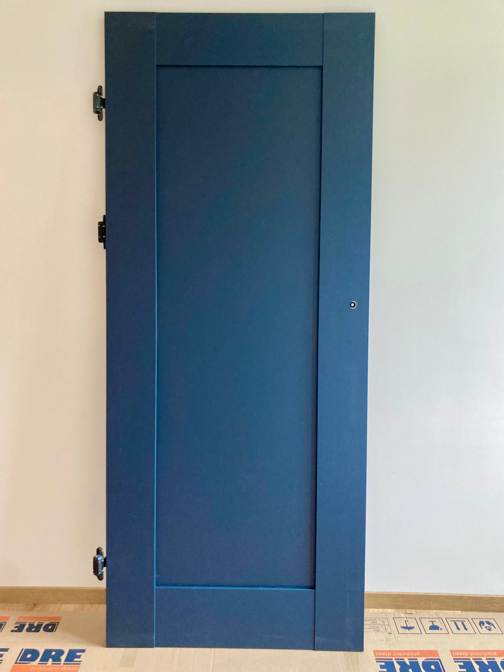 Montaż drzwi wewnętrznych DRE model ESTRA 5 w kolorze ciemny niebieski mat