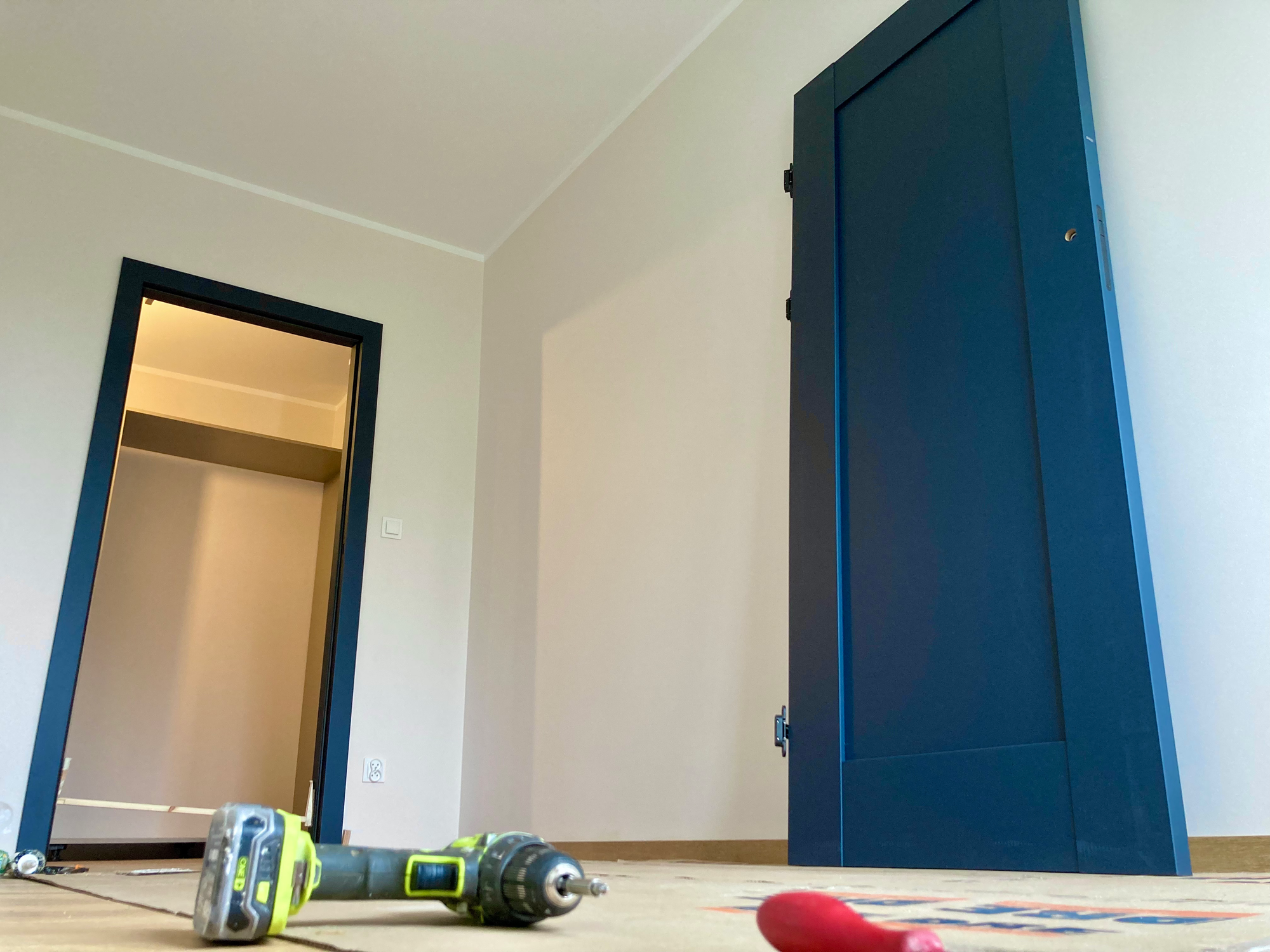 Montaż drzwi wewnętrznych DRE model ESTRA 5 w kolorze ciemny niebieski mat