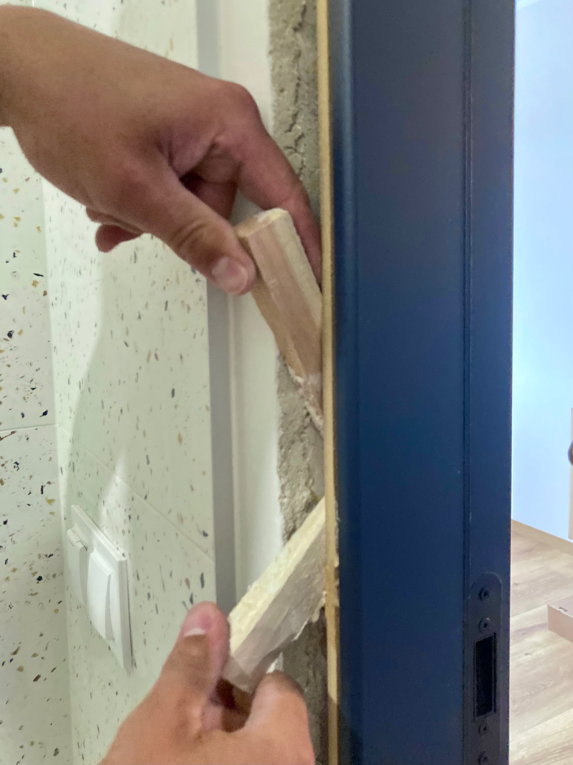 Montaż drzwi wewnętrznych DRE model ESTRA 5 w kolorze ciemny niebieski mat