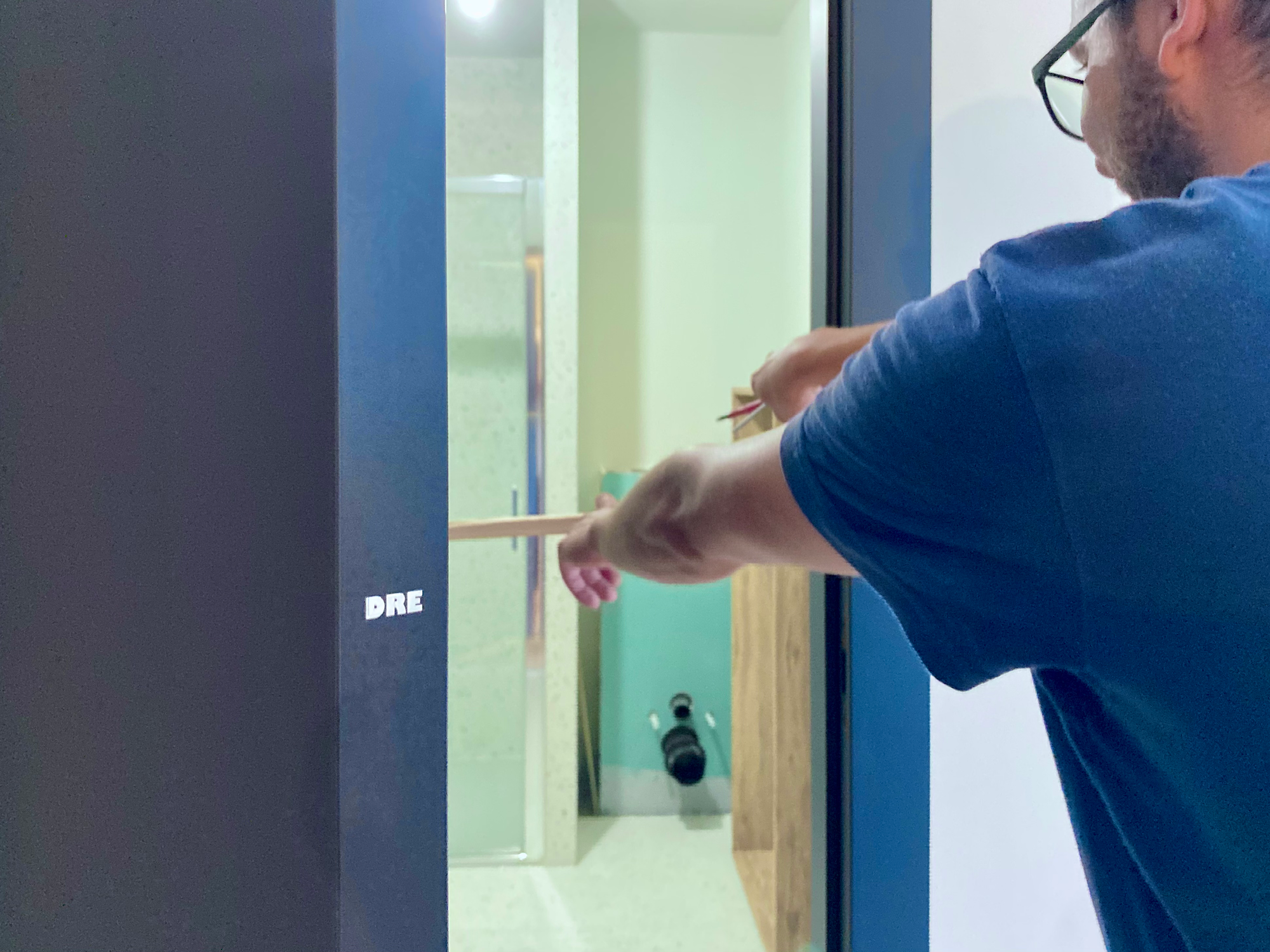 Montaż drzwi wewnętrznych DRE model ESTRA 5 w kolorze ciemny niebieski mat