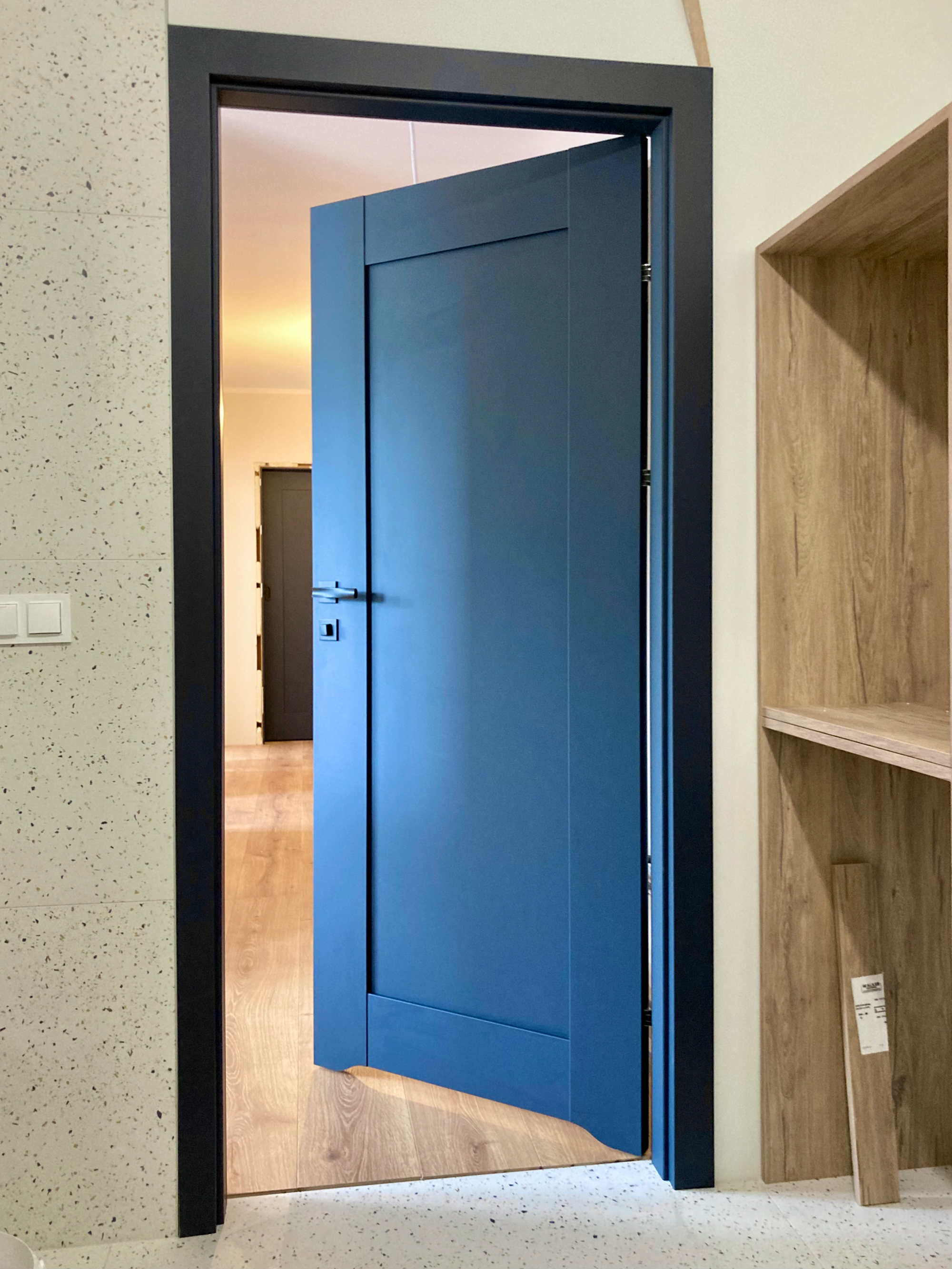 Montaż drzwi wewnętrznych DRE model ESTRA 5 w kolorze ciemny niebieski mat