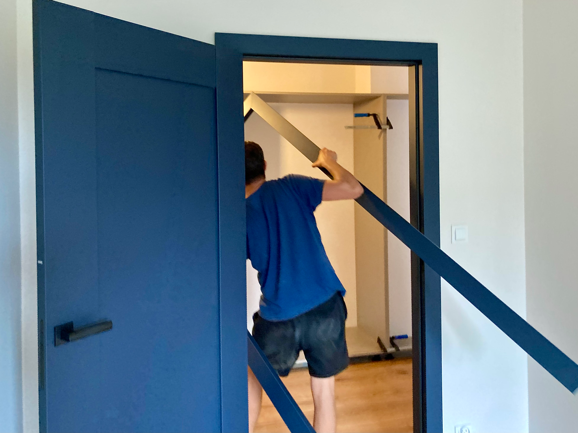 Montaż drzwi wewnętrznych DRE model ESTRA 5 w kolorze ciemny niebieski mat