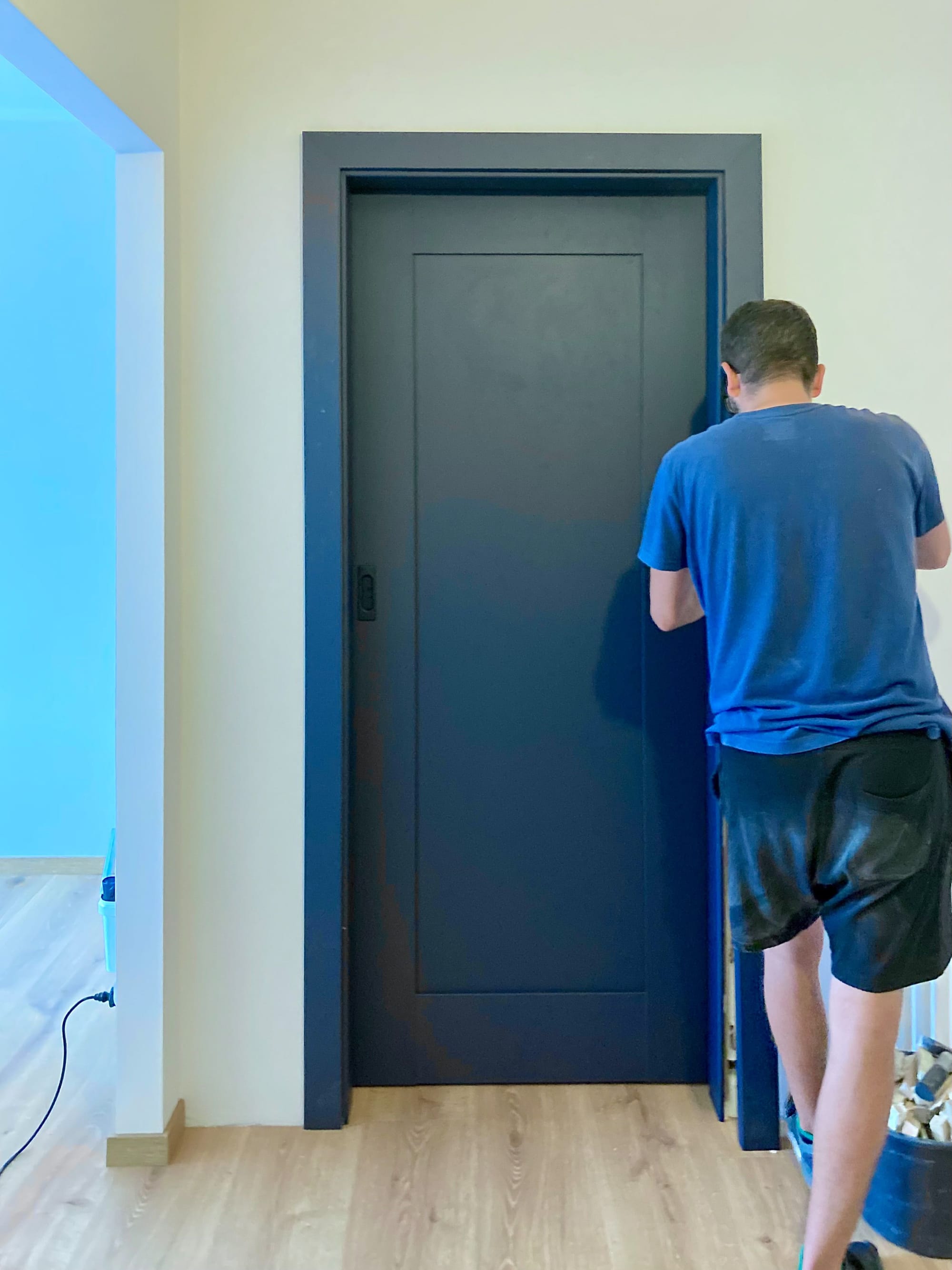 Montaż drzwi wewnętrznych DRE model ESTRA 5 w kolorze ciemny niebieski mat