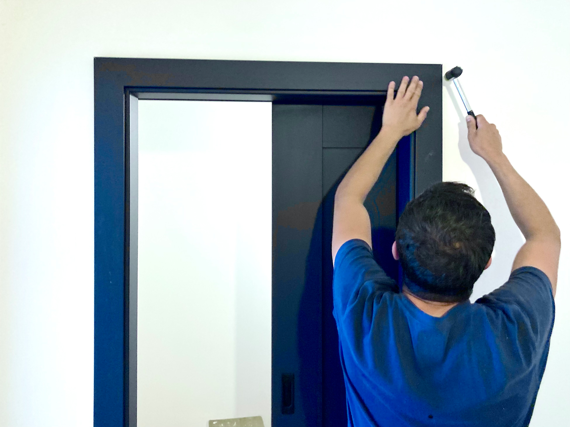 Montaż drzwi wewnętrznych DRE model ESTRA 5 w kolorze ciemny niebieski mat