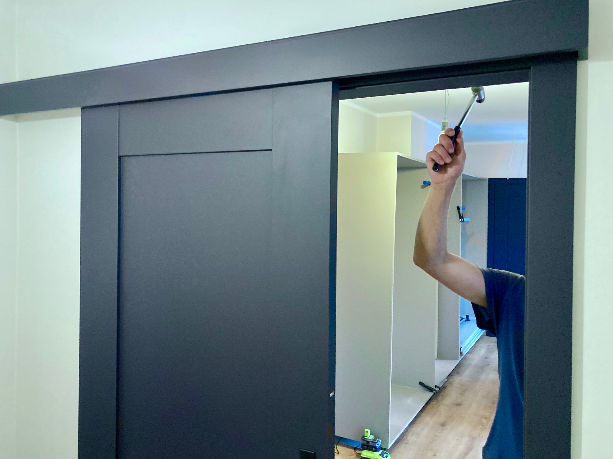 Montaż drzwi wewnętrznych DRE model ESTRA 5 w kolorze ciemny niebieski mat