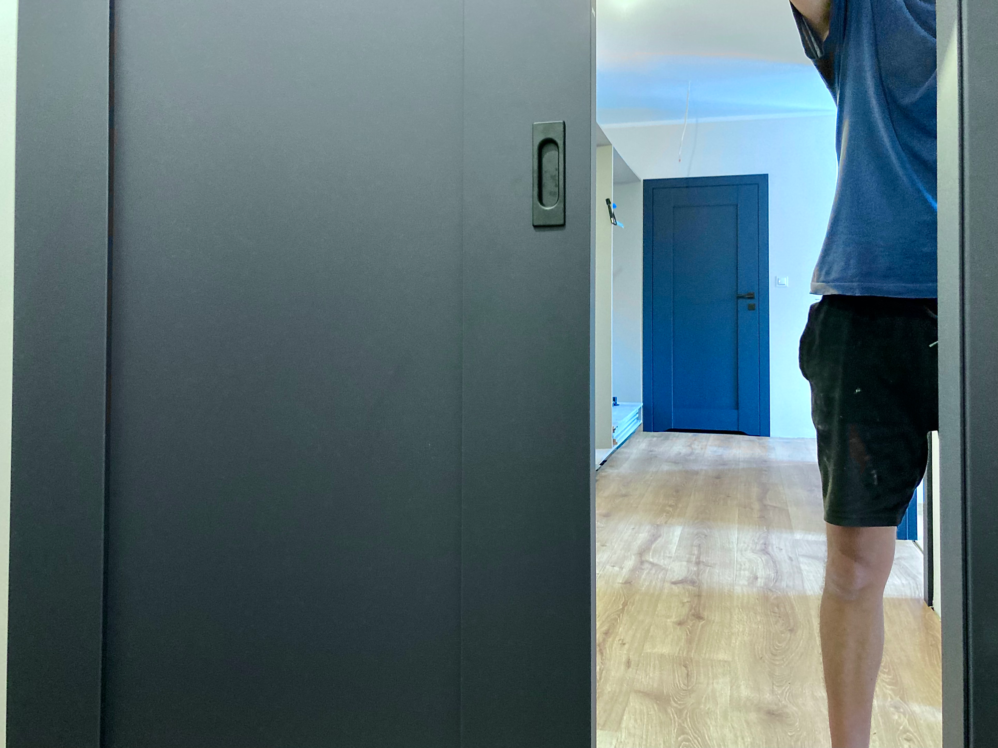 Montaż drzwi wewnętrznych DRE model ESTRA 5 w kolorze ciemny niebieski mat