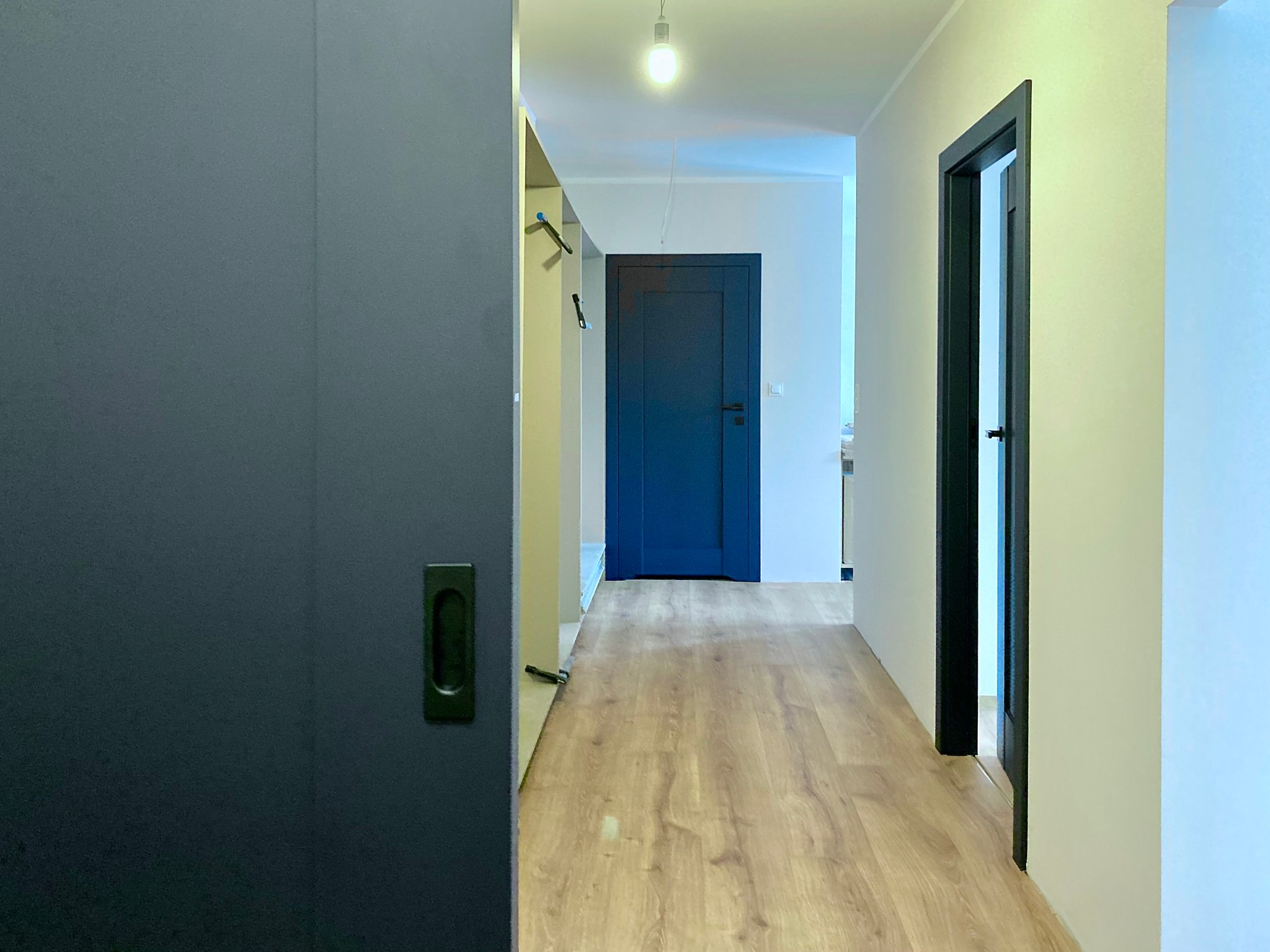 Montaż drzwi wewnętrznych DRE model ESTRA 5 w kolorze ciemny niebieski mat