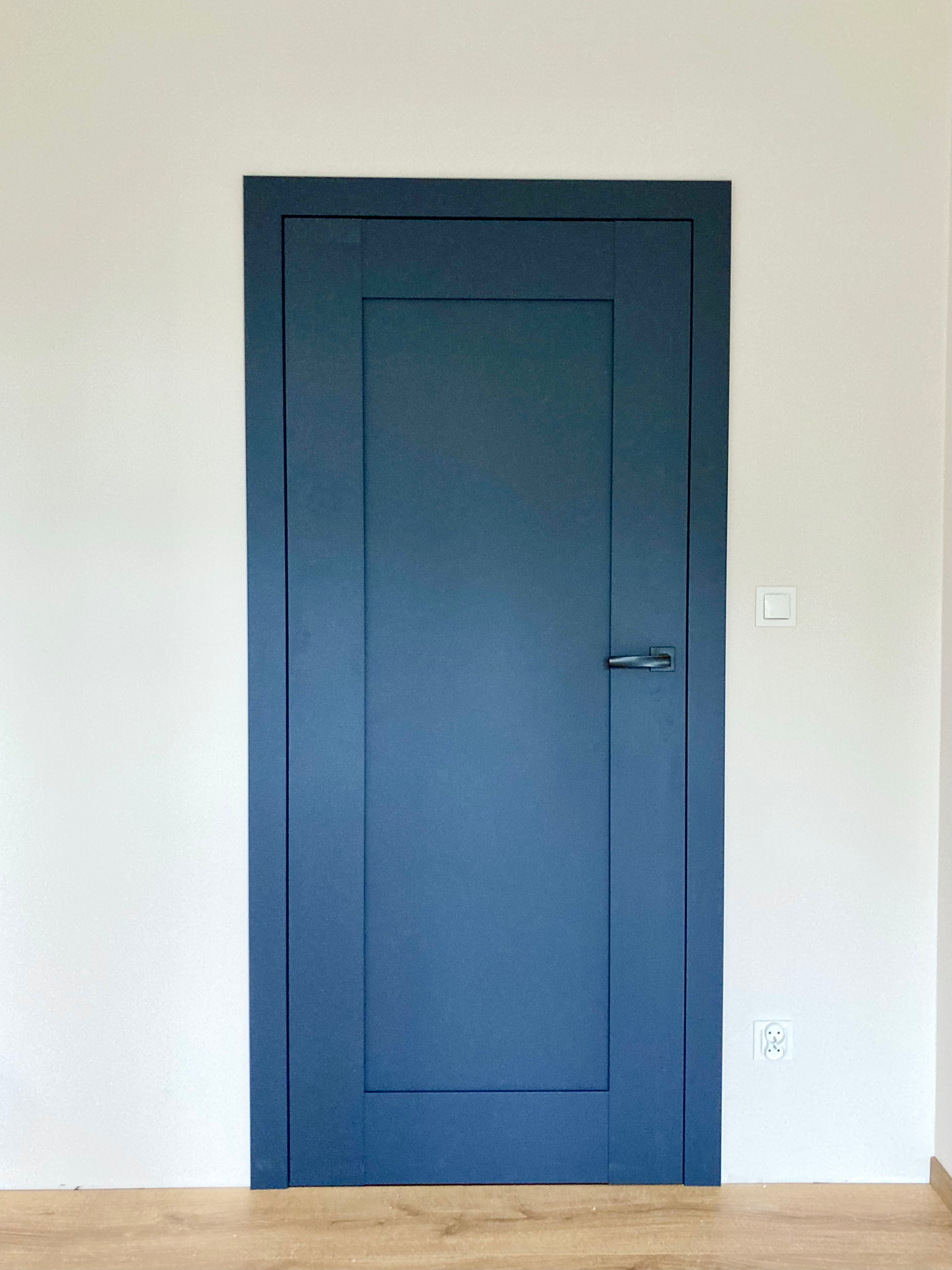 Montaż drzwi wewnętrznych DRE model ESTRA 5 w kolorze ciemny niebieski mat
