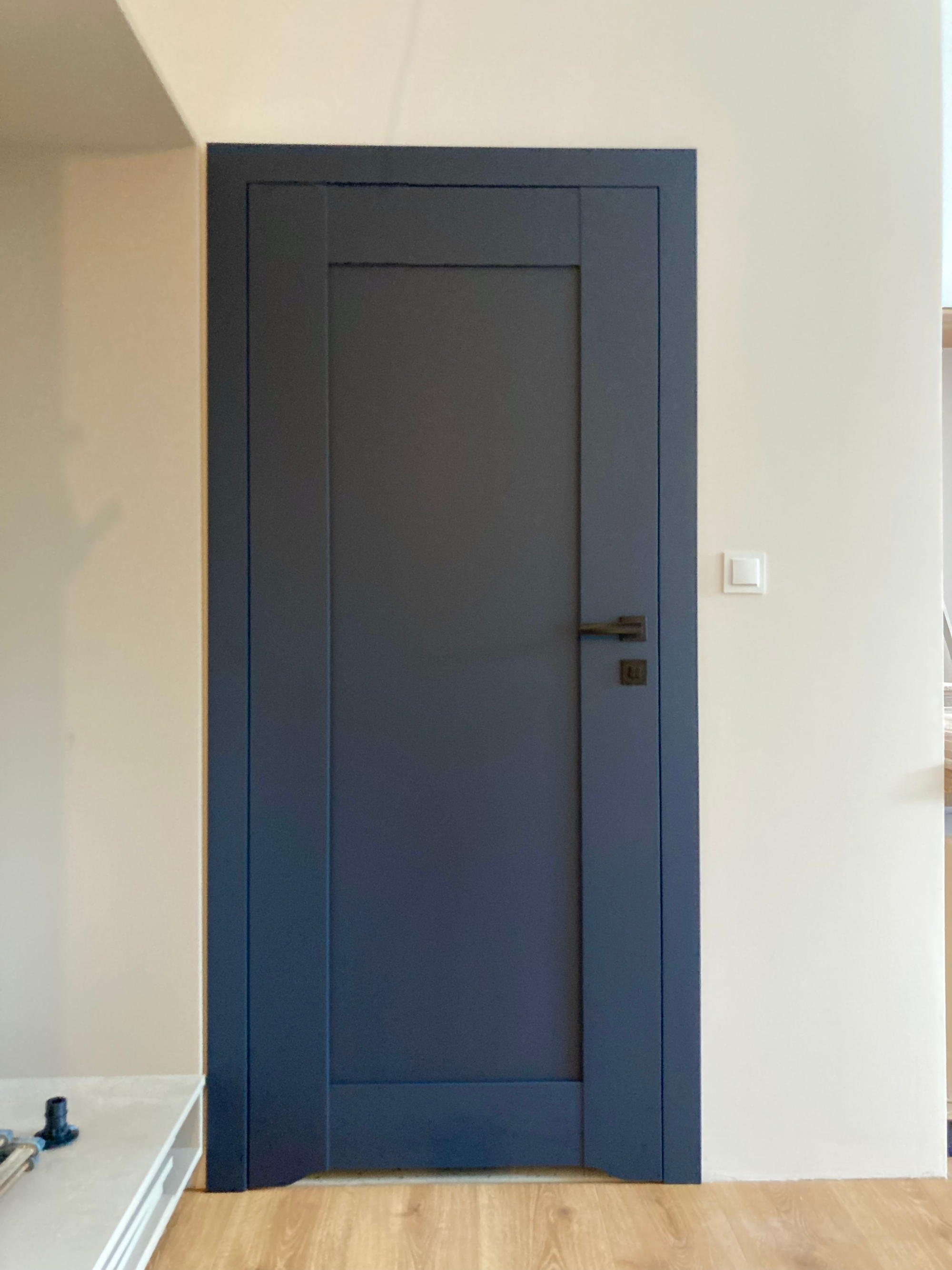 Montaż drzwi wewnętrznych DRE model ESTRA 5 w kolorze ciemny niebieski mat