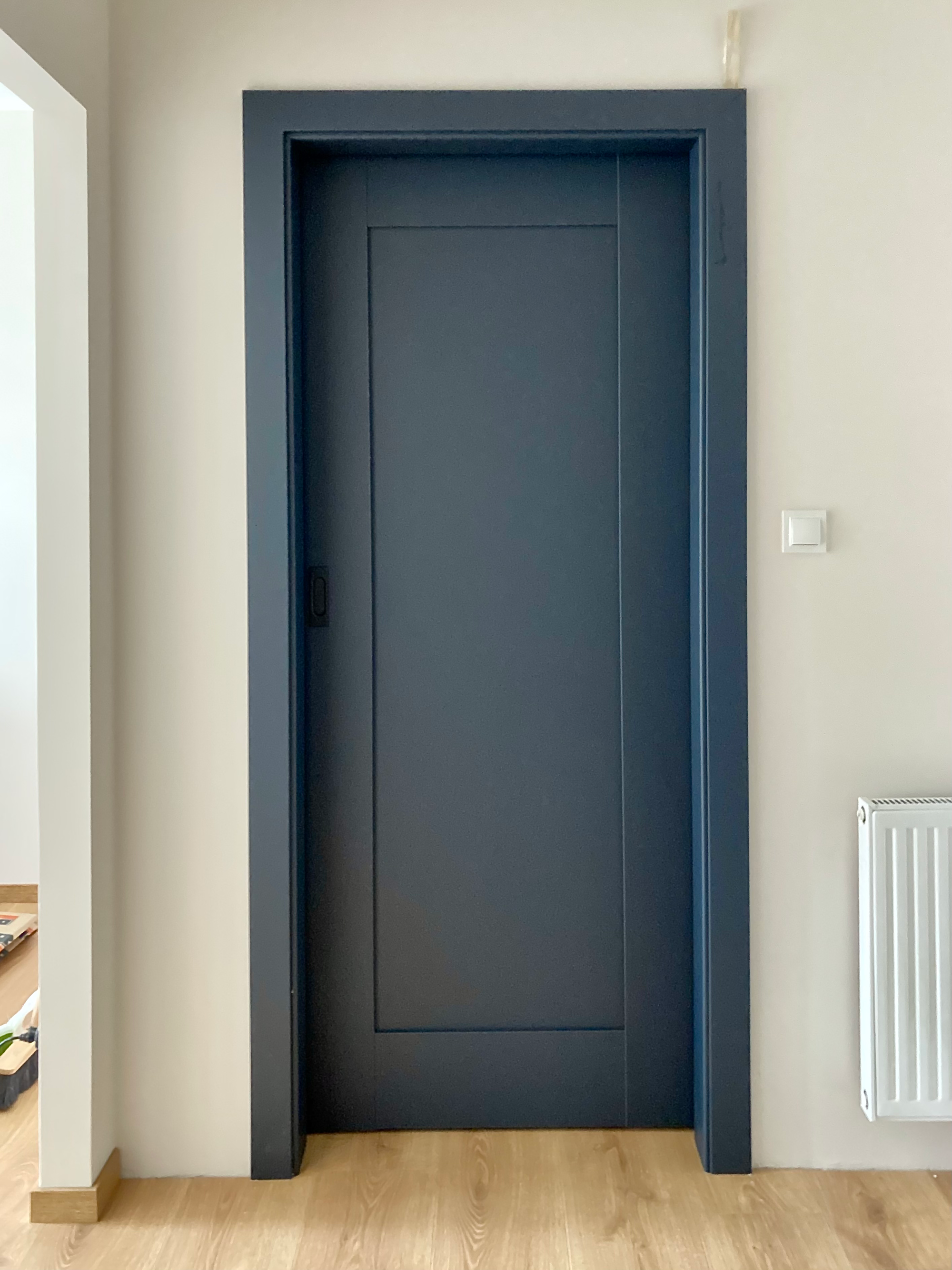 Montaż drzwi wewnętrznych DRE model ESTRA 5 w kolorze ciemny niebieski mat