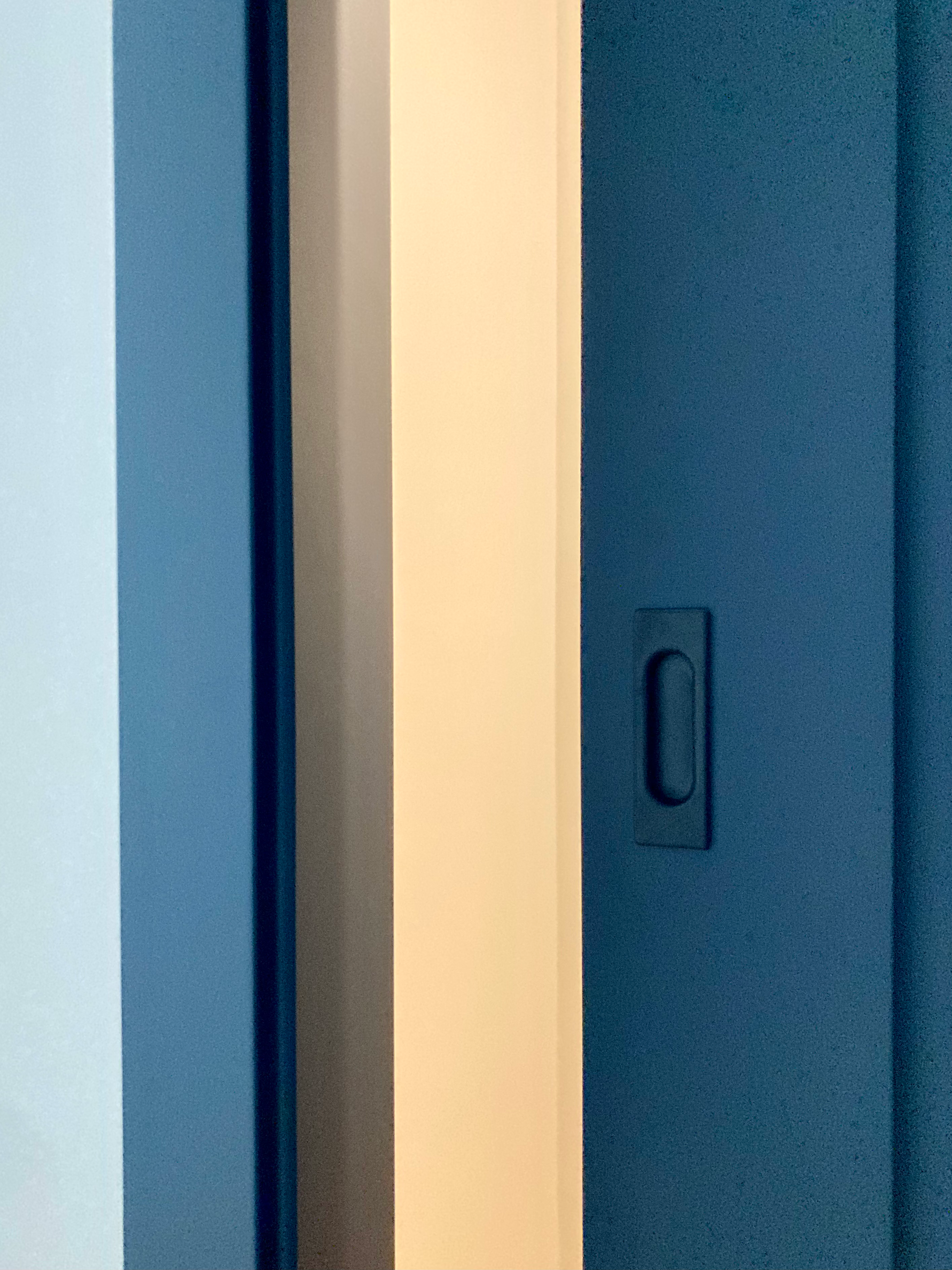 Montaż drzwi wewnętrznych DRE model ESTRA 5 w kolorze ciemny niebieski mat