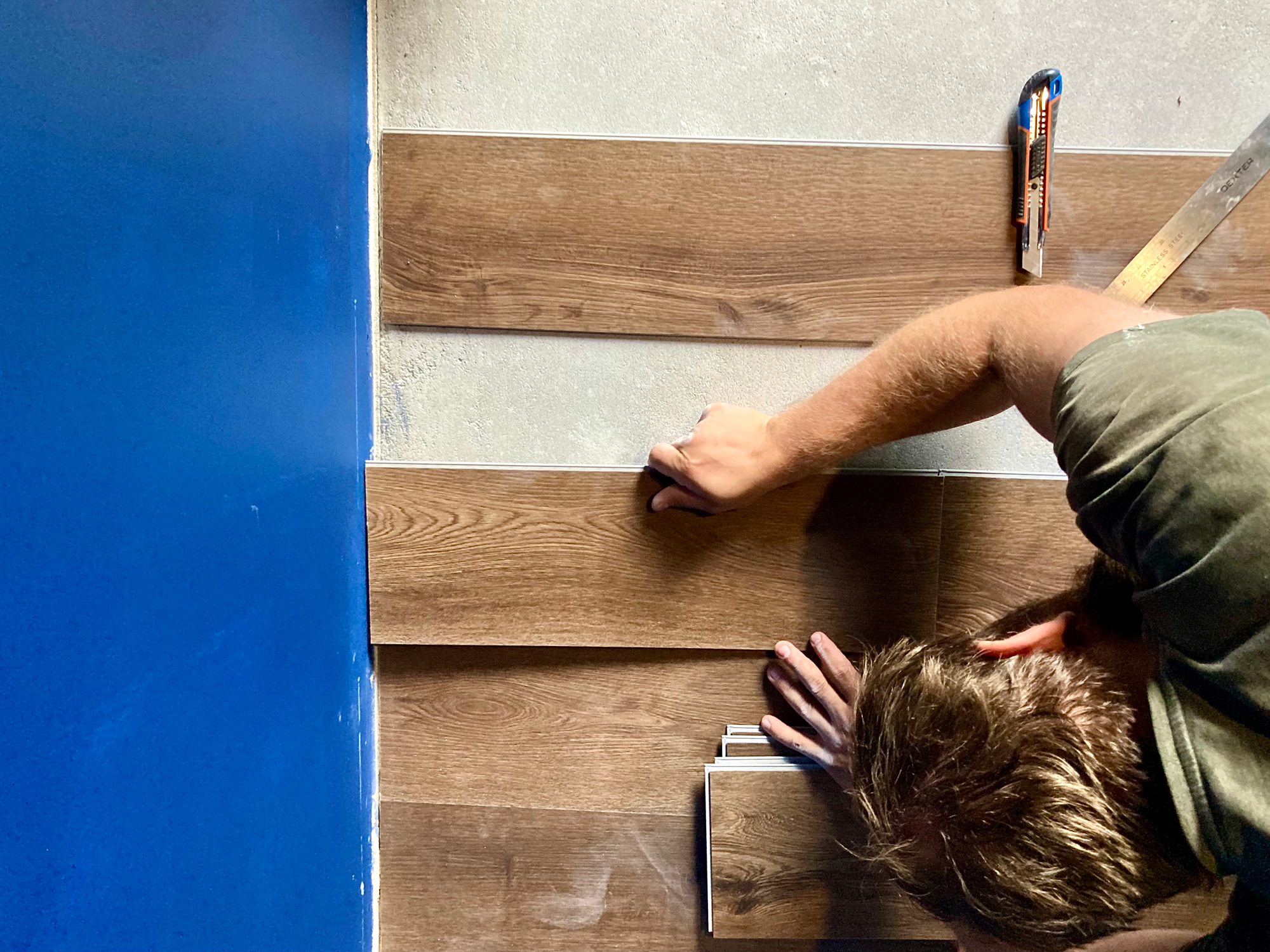 Montaż paneli winylowych Vin In z kolekcji Jazz, dekor Wenge Evans