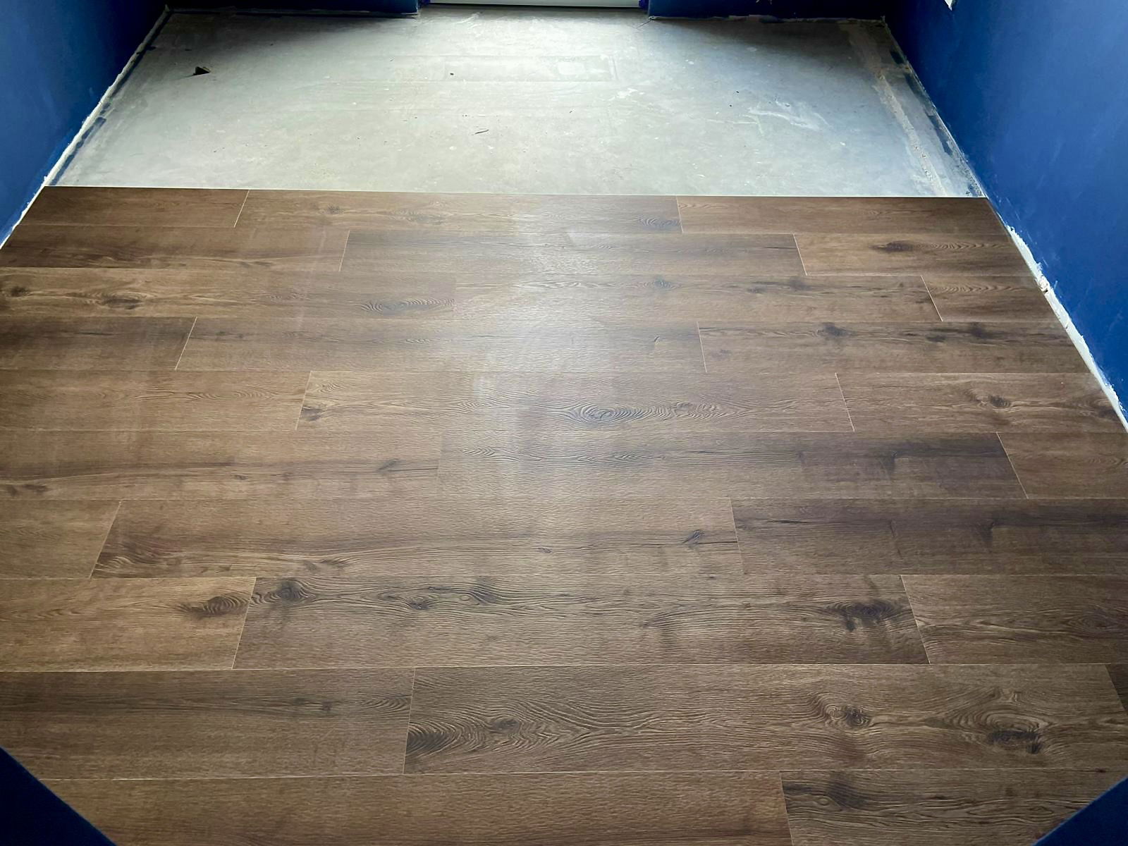 Montaż paneli winylowych Vin In z kolekcji Jazz, dekor Wenge Evans