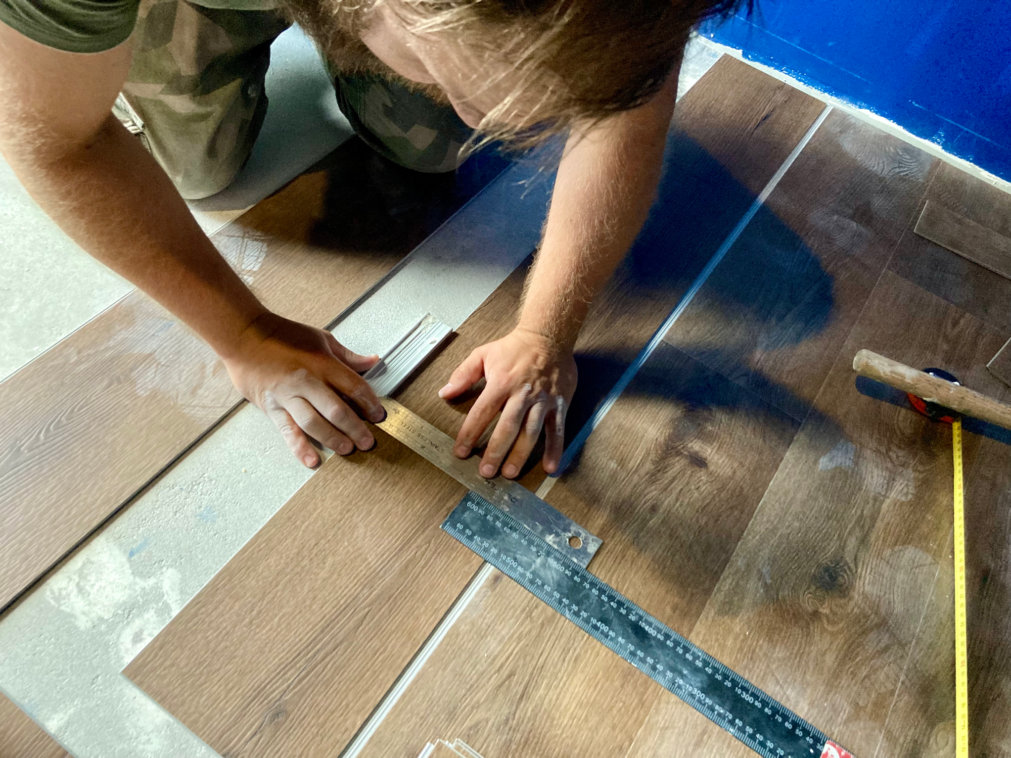 Montaż paneli winylowych Vin In z kolekcji Jazz, dekor Wenge Evans