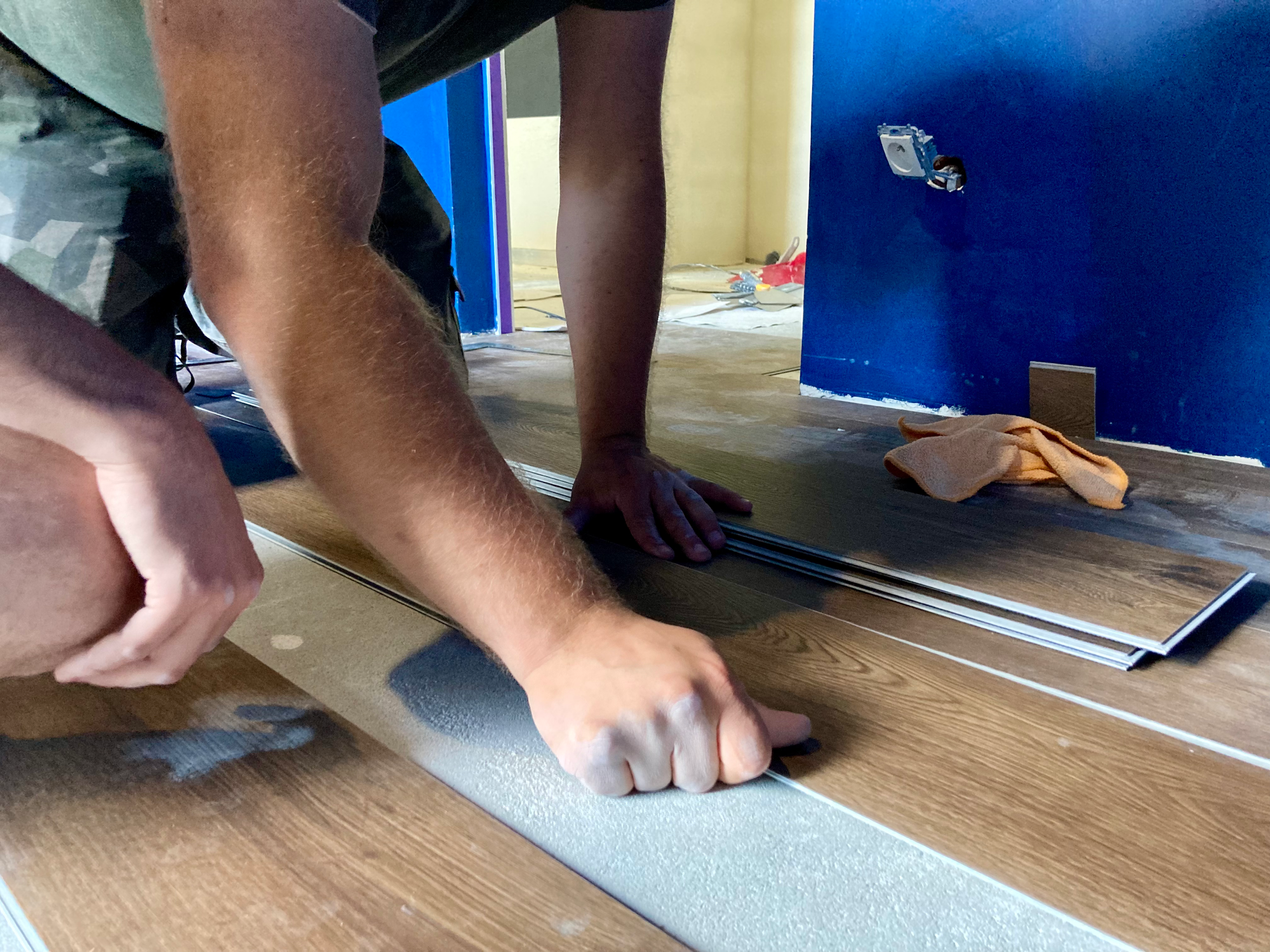 Montaż paneli winylowych Vin In z kolekcji Jazz, dekor Wenge Evans