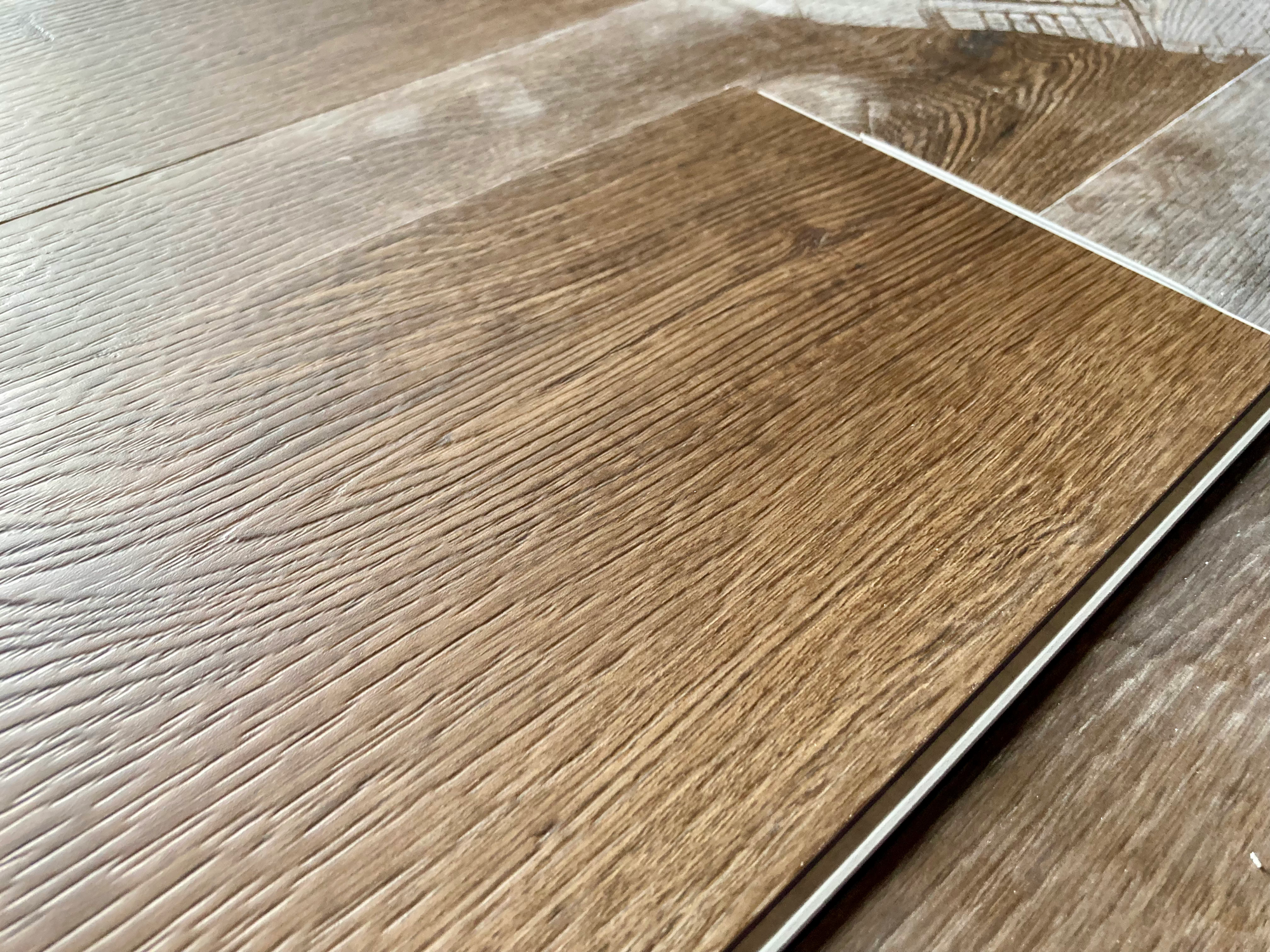 Montaż paneli winylowych Vin In z kolekcji Jazz, dekor Wenge Evans