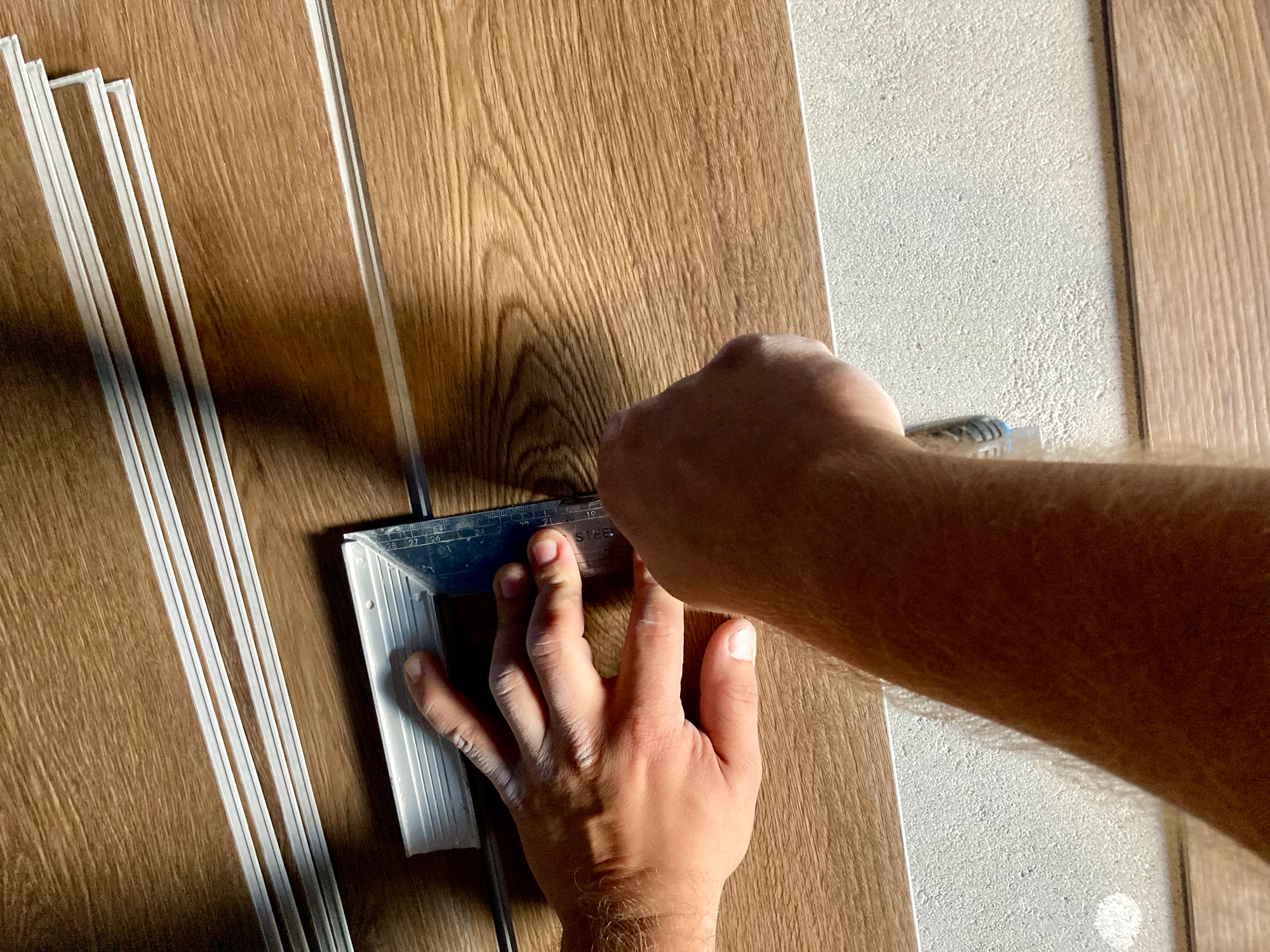 Montaż paneli winylowych Vin In z kolekcji Jazz, dekor Wenge Evans