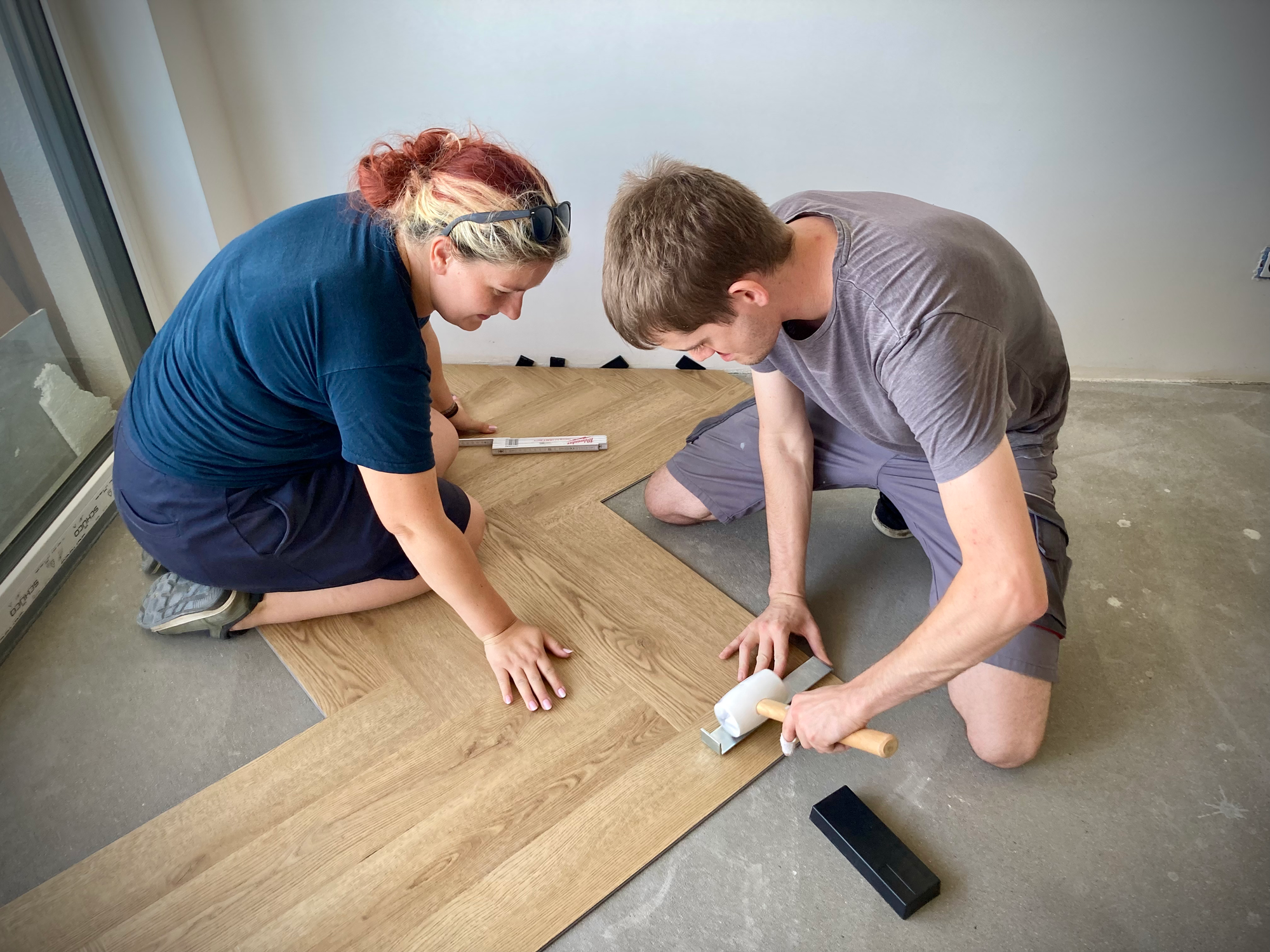 Montaż paneli winylowych Vin In z kolekcji House Herringbone, dekor Dąb Tiga 