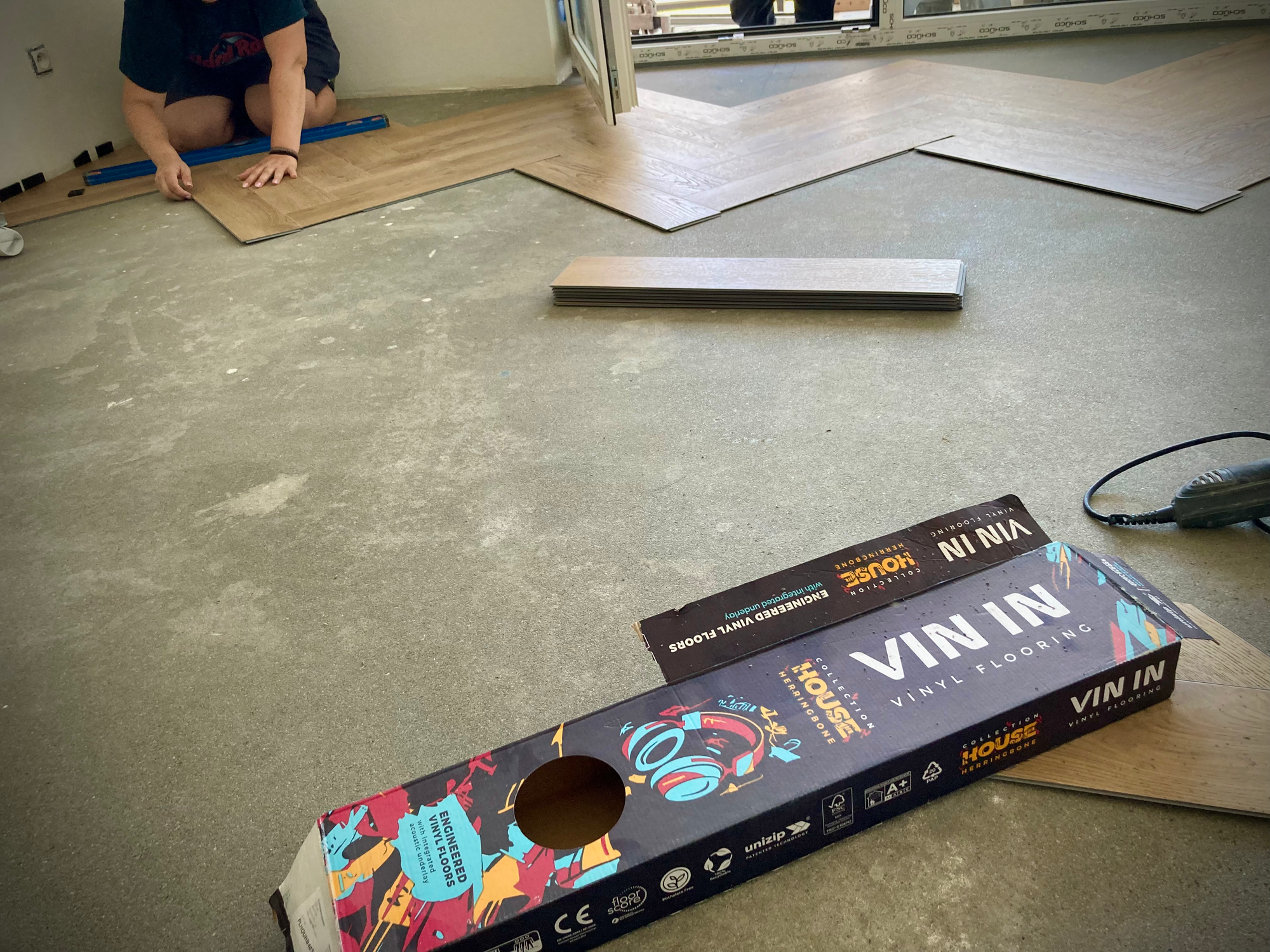 Montaż paneli winylowych Vin In z kolekcji House Herringbone, dekor Dąb Tiga 