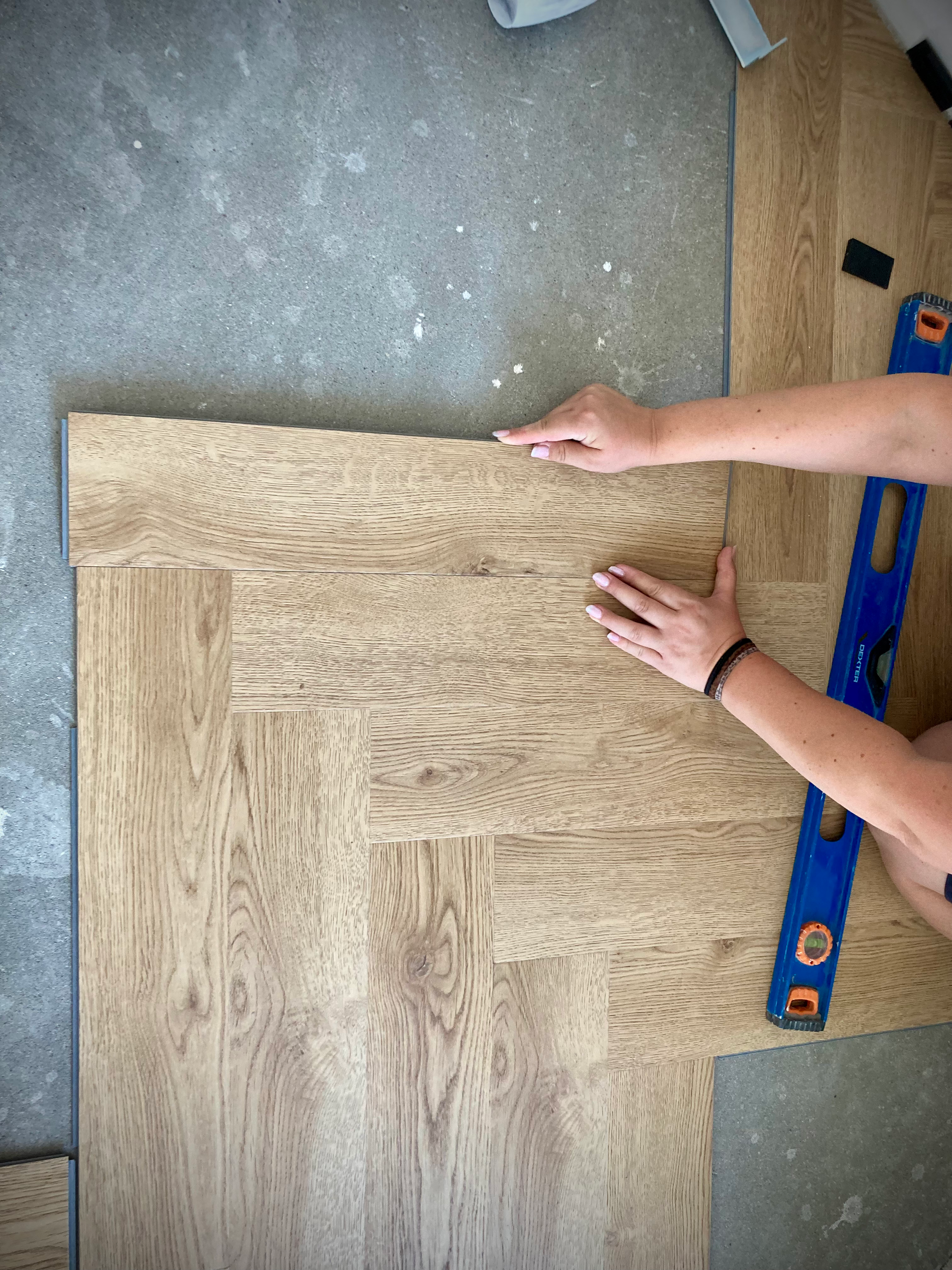 Montaż paneli winylowych Vin In z kolekcji House Herringbone, dekor Dąb Tiga 