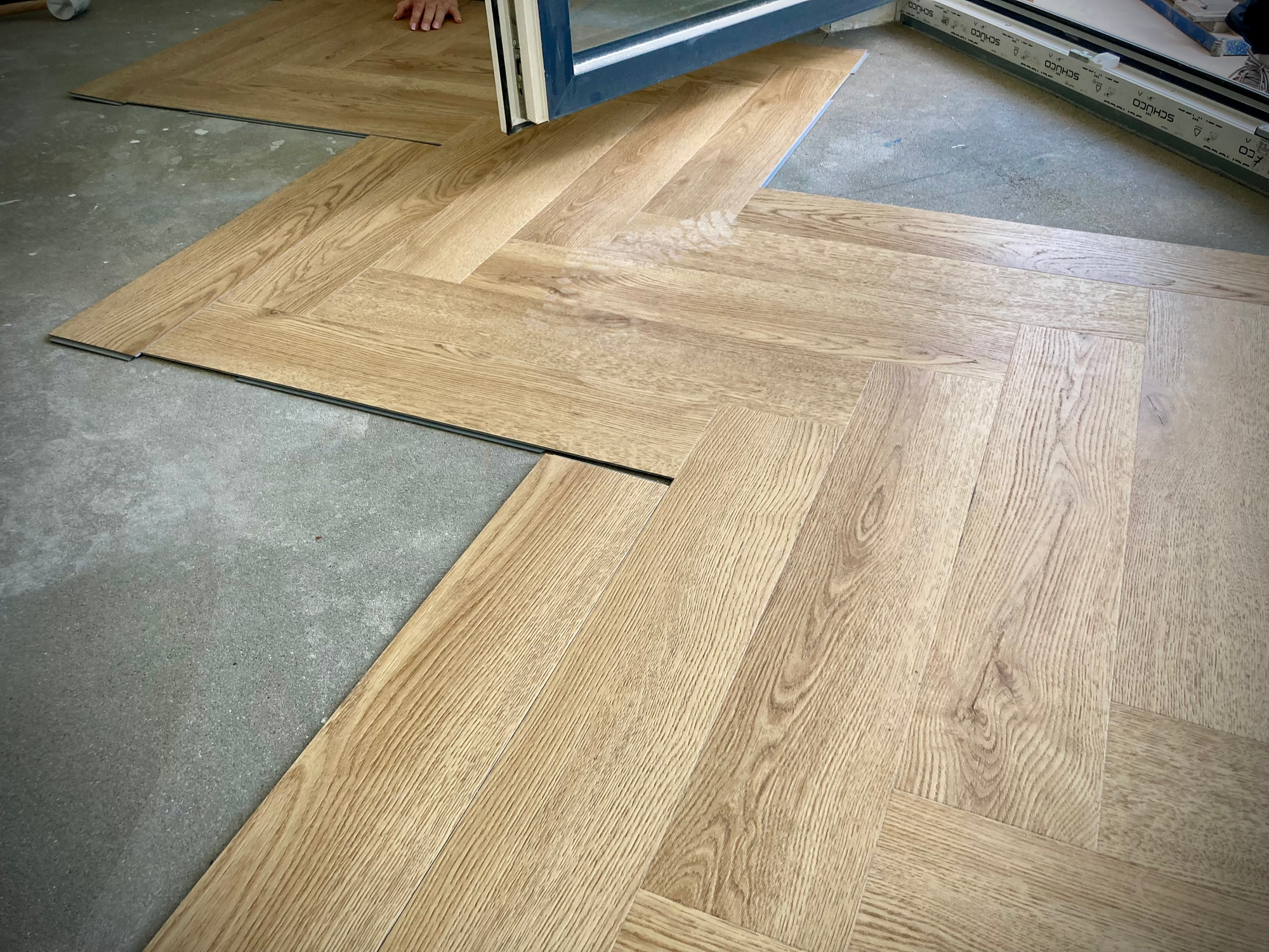 Montaż paneli winylowych Vin In z kolekcji House Herringbone, dekor Dąb Tiga 