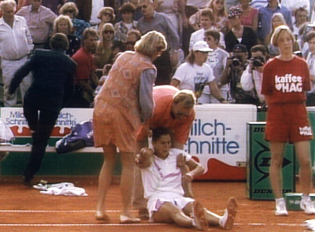 TENIS – Cuando el deporte blanco se tiñó de rojo