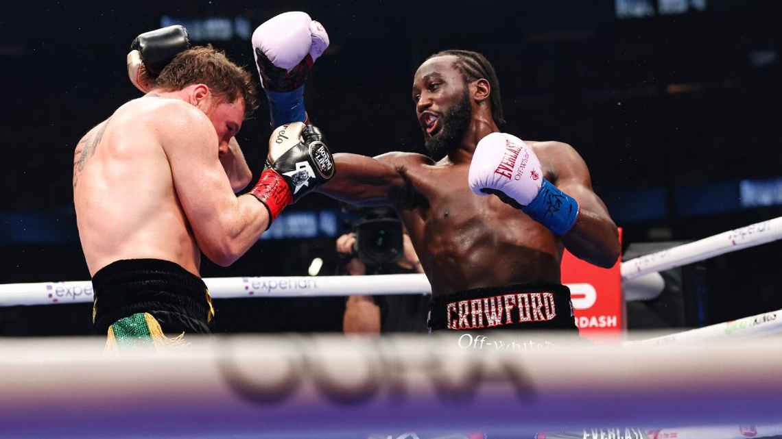 BOXEO - Crawford derrota a Canelo y hace historia como indiscutido campeón de las 168 libras