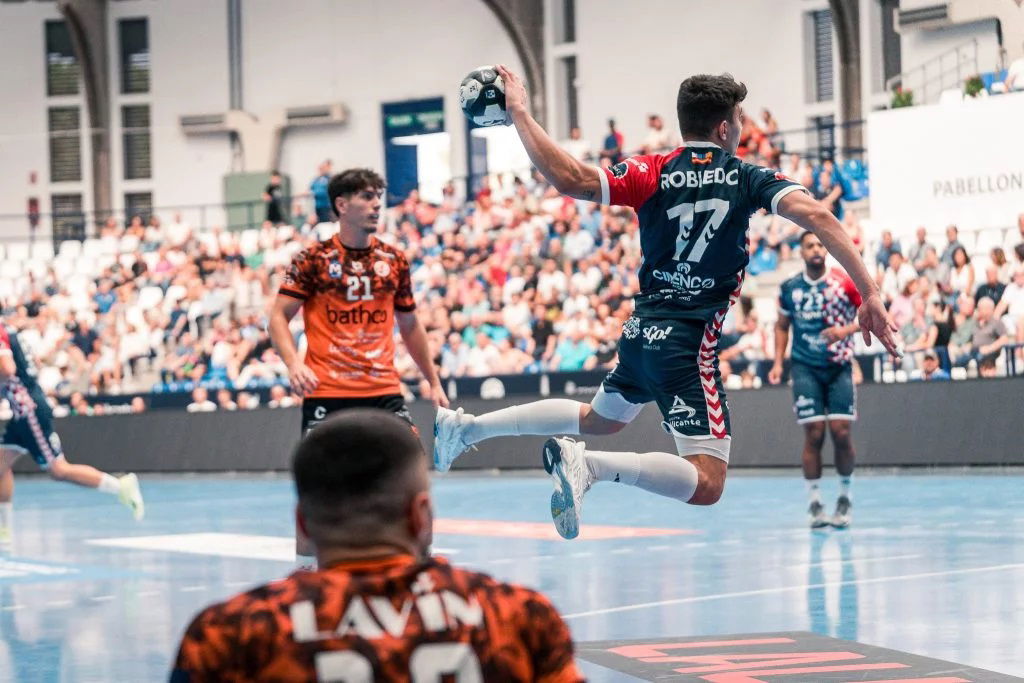 LIGA ASOBAL - A pesar del buen aporte de Parker, Horneo EÓN Alicante no pudo con Torrelavega